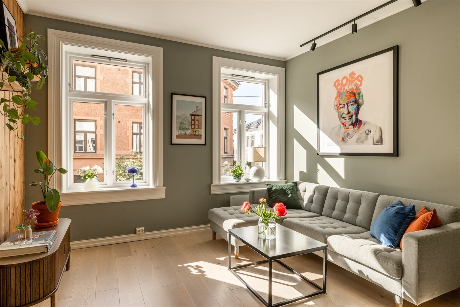 Stor og fin stue med god plass til både sofagruppe og spisebord. Stuen har to store vinduer som gir et fantastisk lysinnfall og hyggelig utsikt mot grønne trær. Galleribilde