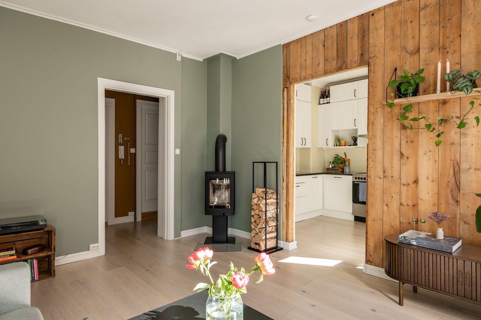 I tillegg har man en generøs takhøyde på hele 2,78 meter som gir en god atmosfære. Pipen er ifølge rapport fra Feie- og tilsynstjenester AS rehabilitert med innvendige stålrør. Galleribilde