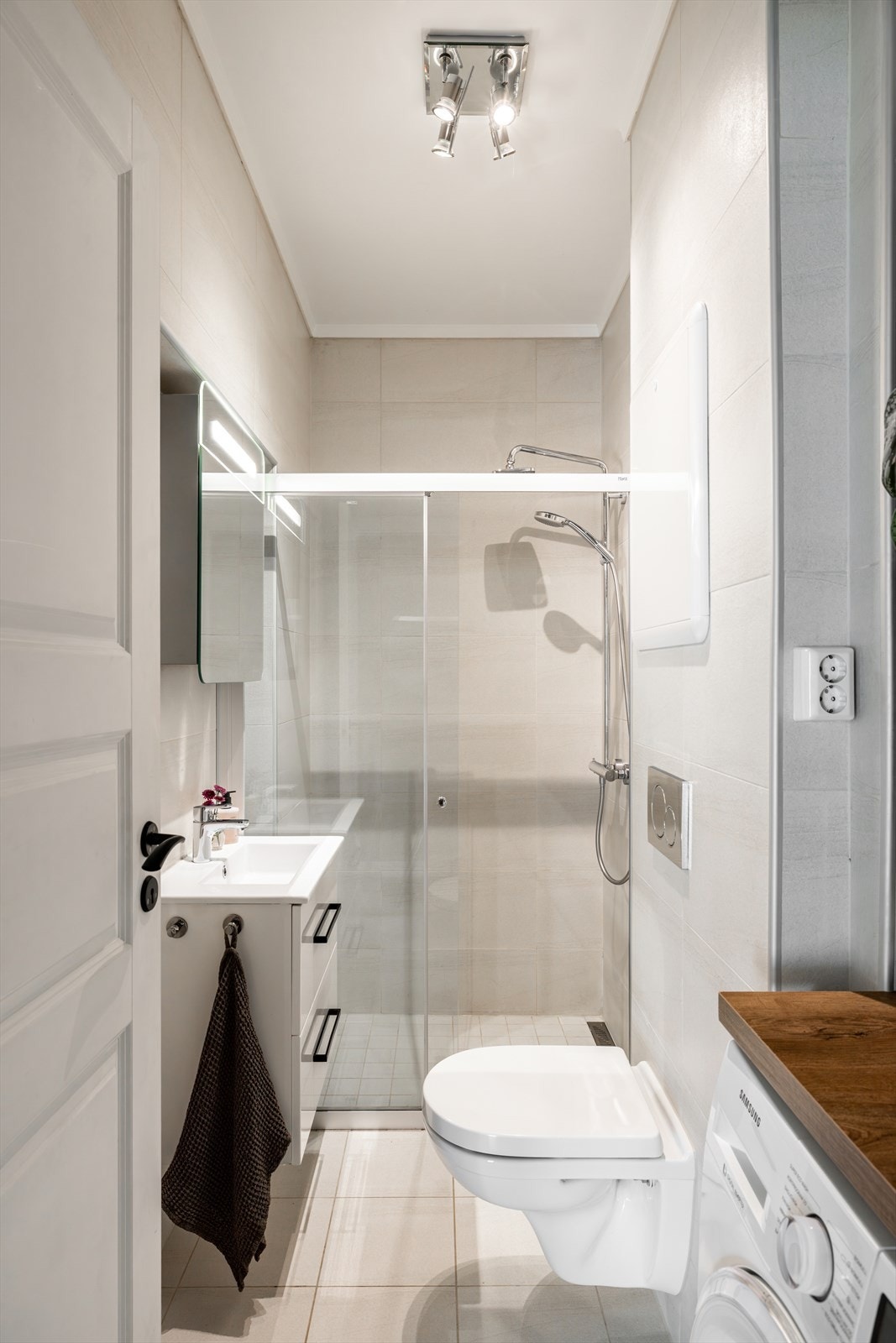 Varmekabler i gulv. I 2016 ble opprinnelig bad revet og nytt bad bygget opp med ny membran, varmekabler, røropplegg for vann og avløp i tillegg til at det ble laget opplegg til vaskemaskin. Opplysning hentet fra tidligere annonse. Galleribilde