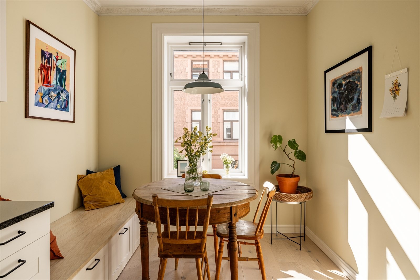 Leiligheten er gjennomgående og består av: Gang, stue, separat kjøkken, soverom og bad. Tidligere hadde leiligheten et soverom til. Det er derfor svært enkelt å gjøre den om til en 3-roms igjen, se alternativ plantegning. Galleribilde