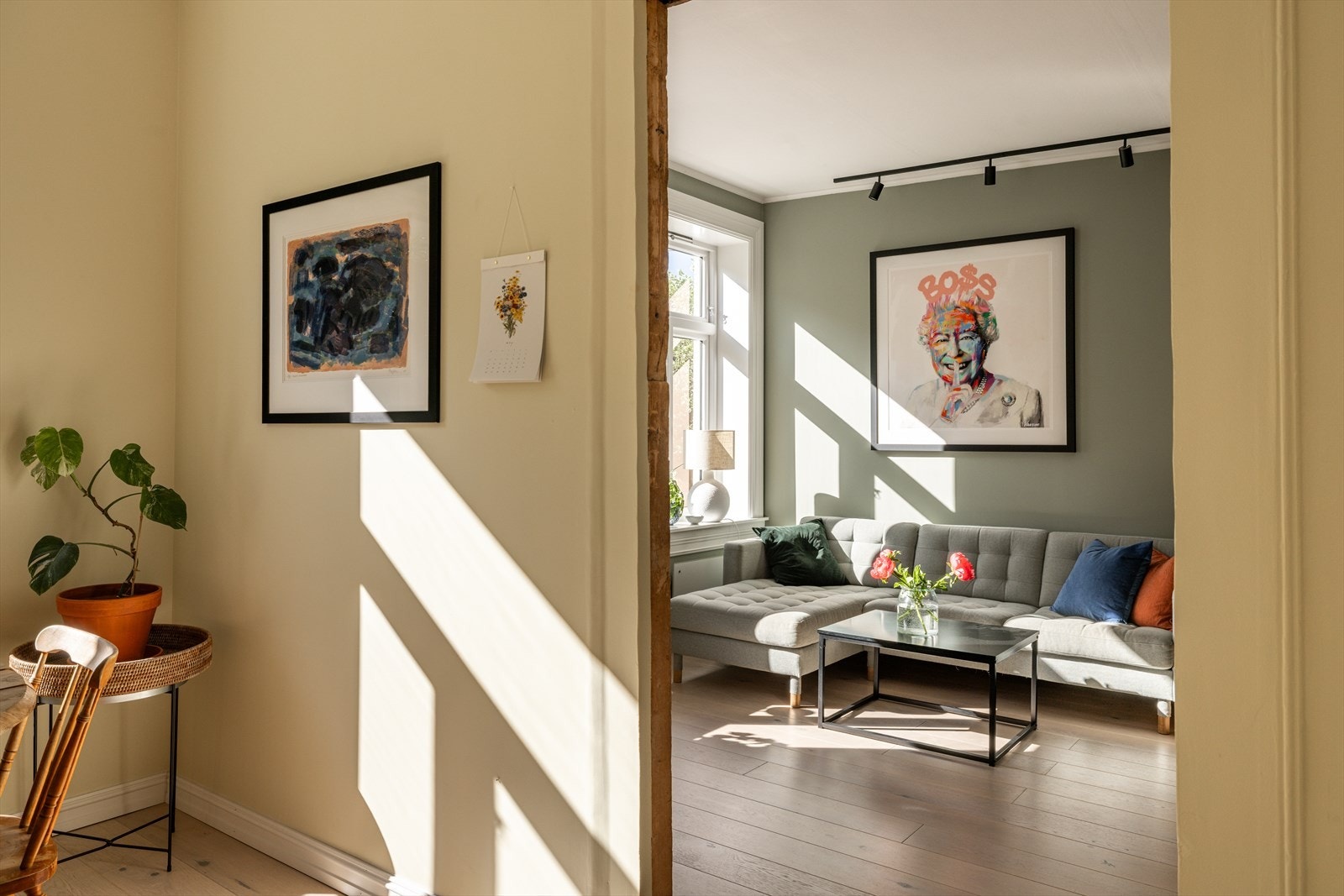 Legg merke til alt det naturlige lyset som kommer inn både på stue og kjøkken. Galleribilde