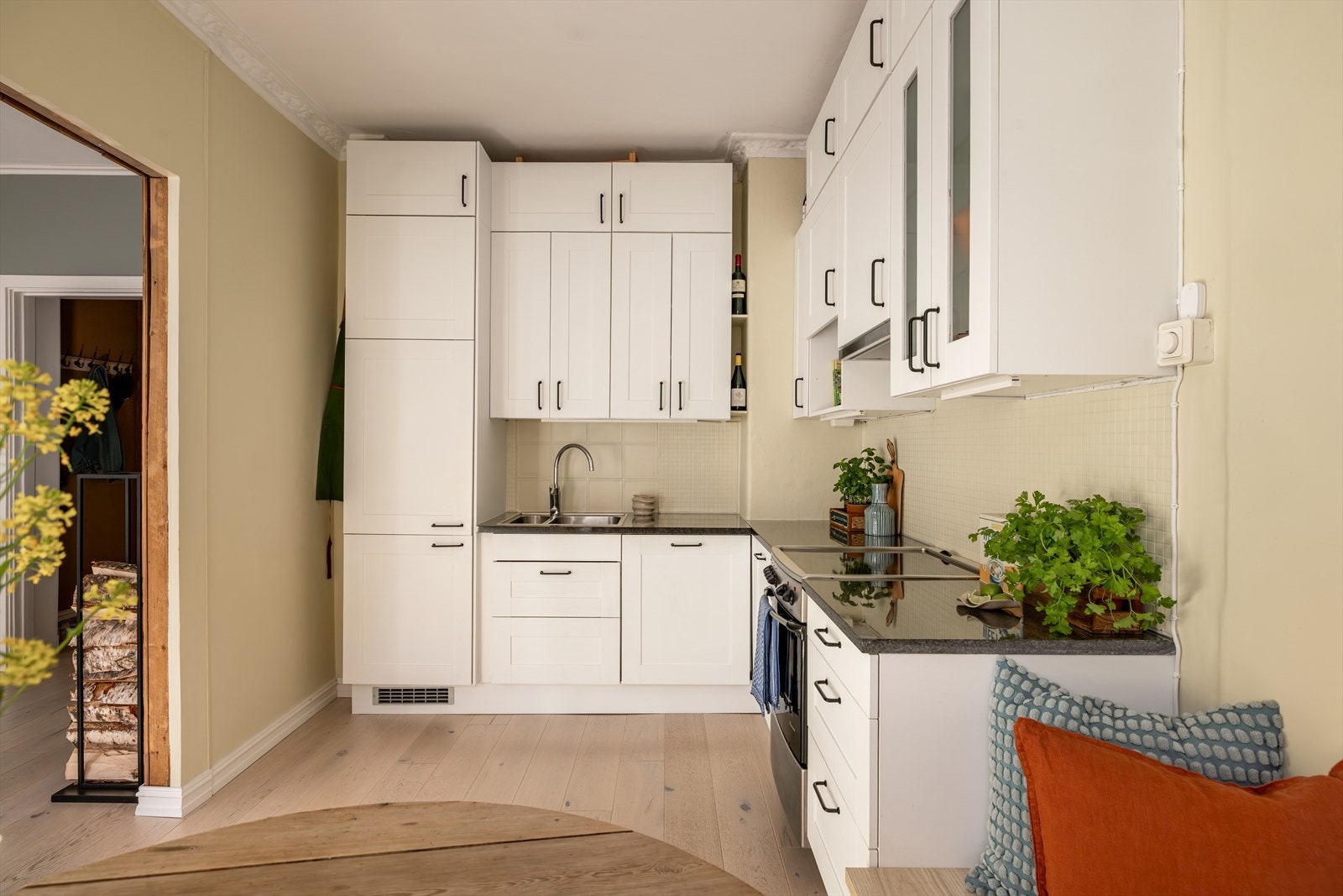 Kjøkkeninnredning fra 2011 med tidsriktige fronter (malt) og pen benkeplate i steinkompositt. Det er god skap- og benkeplass på kjøkkenet og skap ført helt opp til tak utnytter plassen godt. Galleribilde