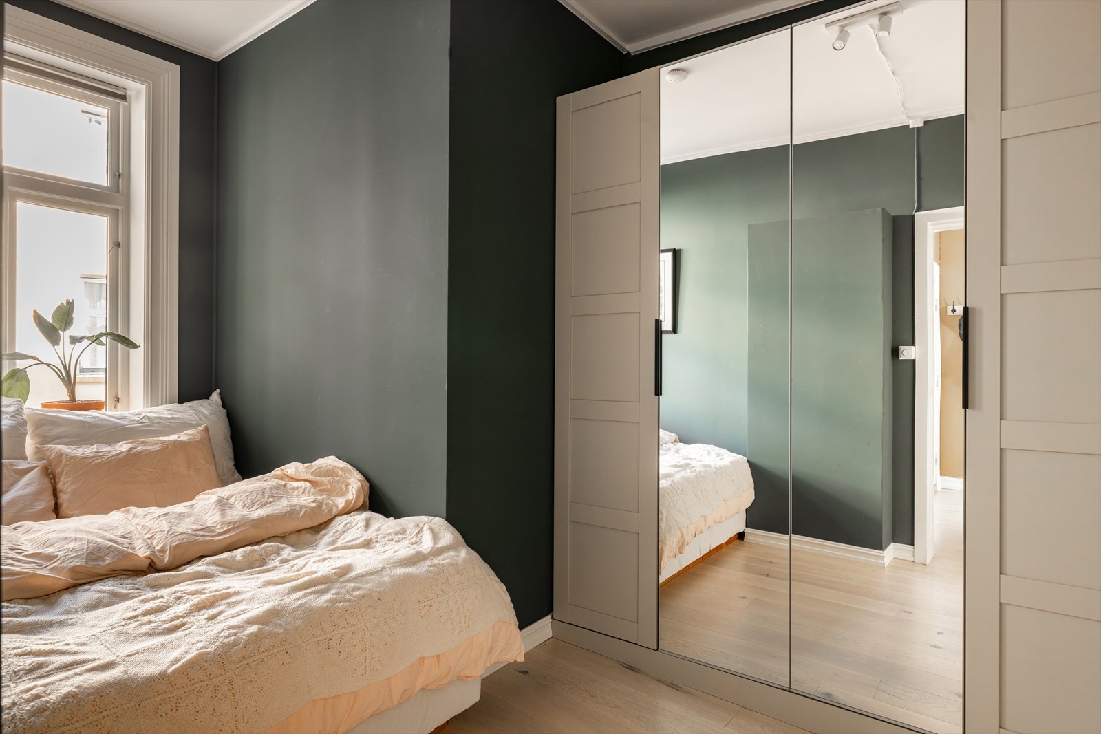 Meget romslig og delikat hovedsoverom med plass til dobbeltseng og god oppbevaringsplass i medfølgende garderobeskap. Galleribilde