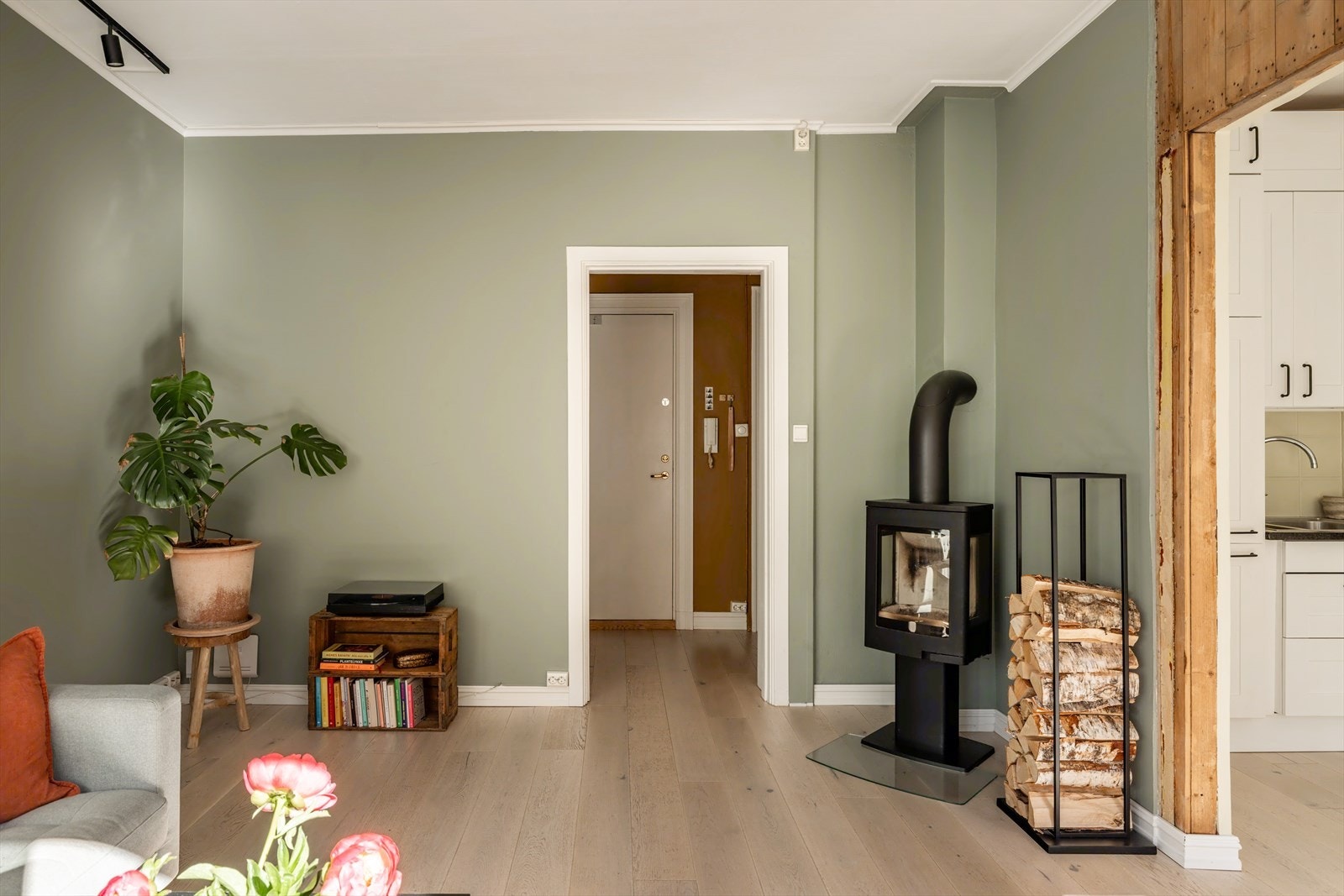 Alle rom er malt i behagelige farger. Nyere enstavsparkett i eik er lagt på gulv i alle rom, bortsett fra bad. Galleribilde