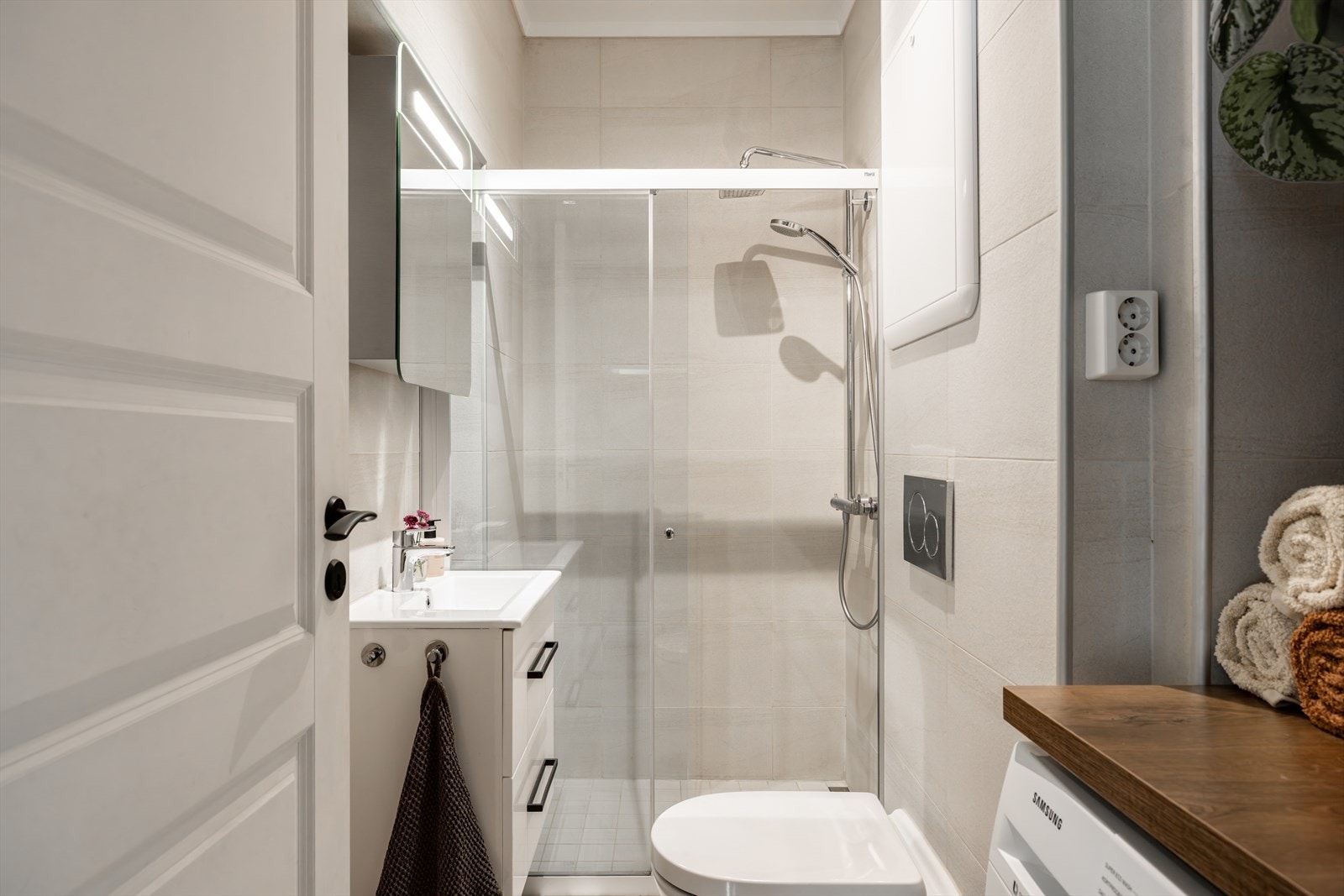 Tidløst bad som ble pusset opp i 2016. Badet har en romslig dusjnisje med skyvedør i herdet glass, servant nedfelt i pen skuffeinnredning og speilskap med belysning. Veggmontert wc. Galleribilde