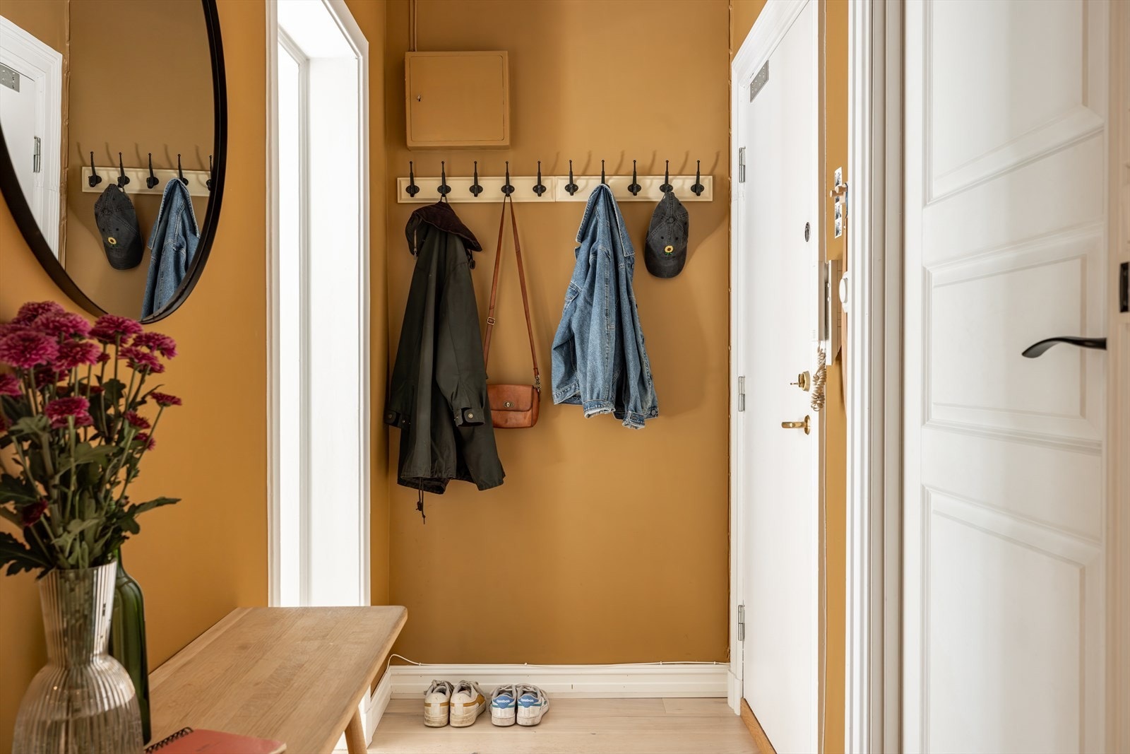 Innbydende entré med god plass til klesoppheng og sko. Downlights i himling. Dørcalling med åpner. Sikringsskapet er over knaggrekke. Galleribilde