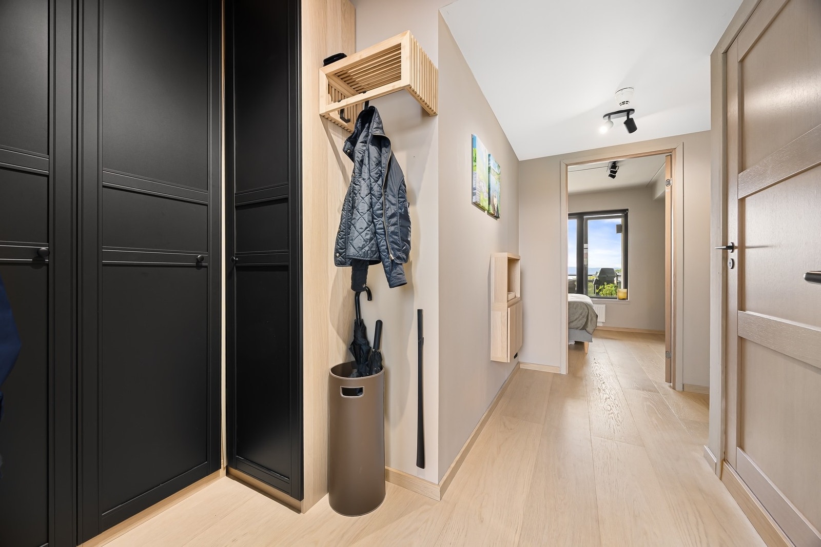 Innbydende entré som gir et godt førsteinntrykk når du kommer inn i boligen. Galleribilde