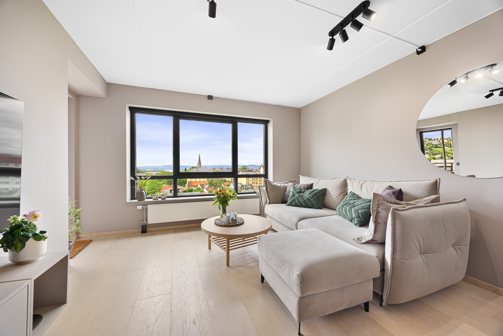 Romslig stue med fantastisk utsikt over kolonihagen og ned mot sjøen. Galleribilde