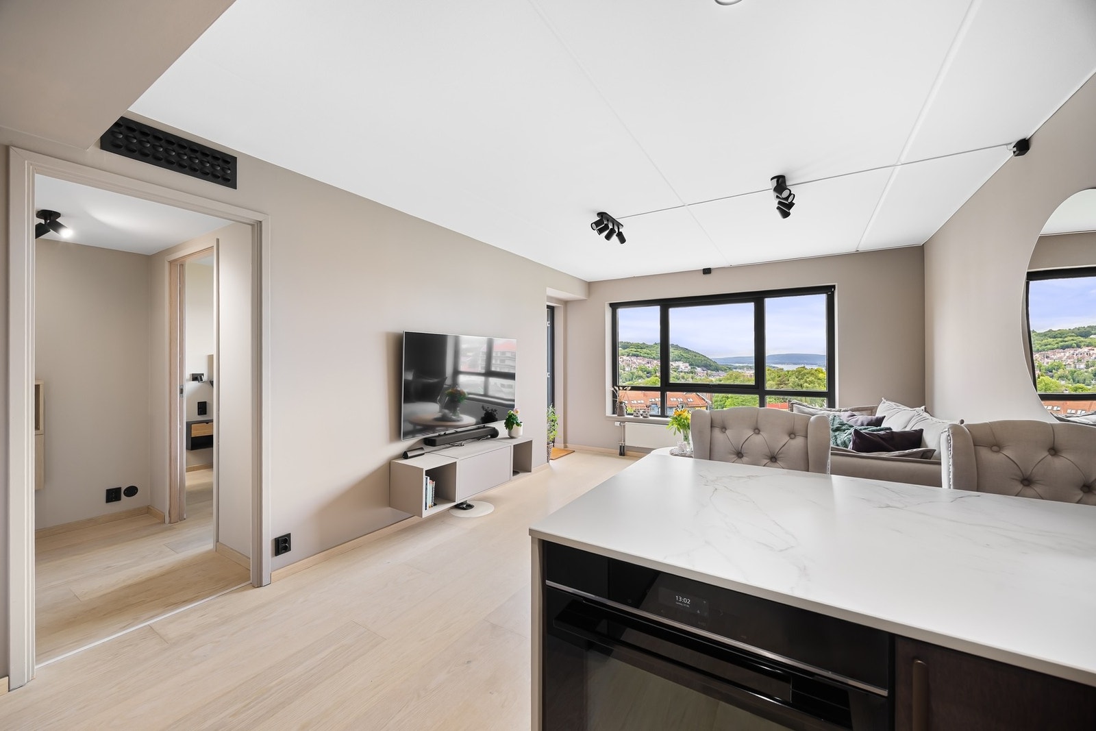 Elektrisk solavskjerming med fjernkontroll i stuevinduene. Levert og montert av Kjells Markiser i 2024. Galleribilde