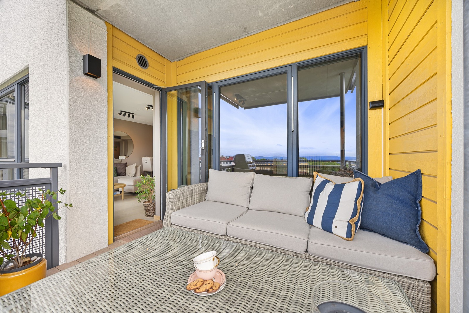 Utelys og stikkontakt på balkongen. Galleribilde