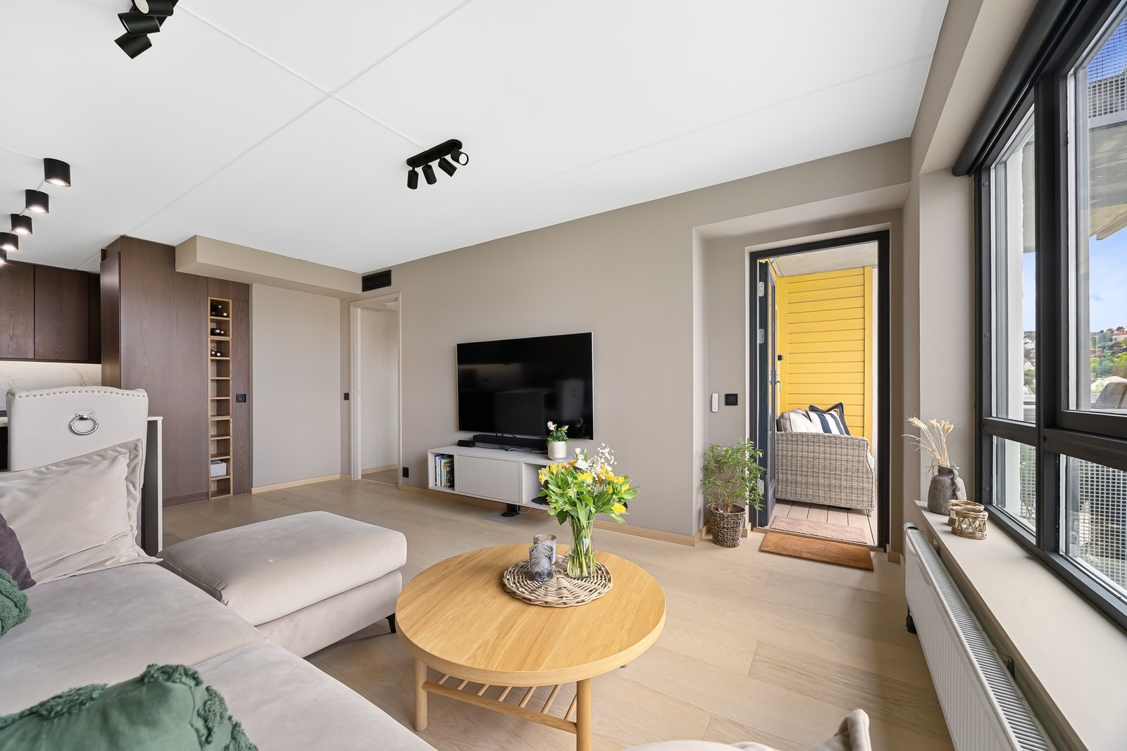 1-stav eikeparkett og nye gulvlister fra 2025. Galleribilde