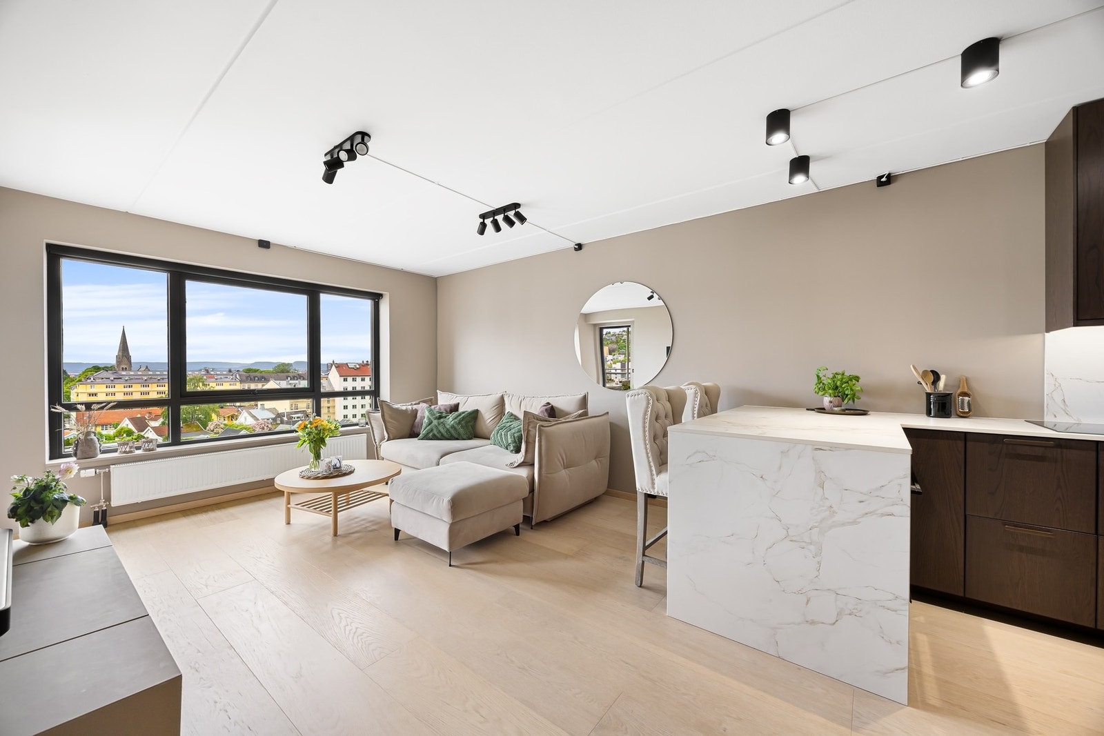 Stue i åpen løsning mot kjøkkenet - adskilt med praktisk barløsning på kjøkkenet. Galleribilde