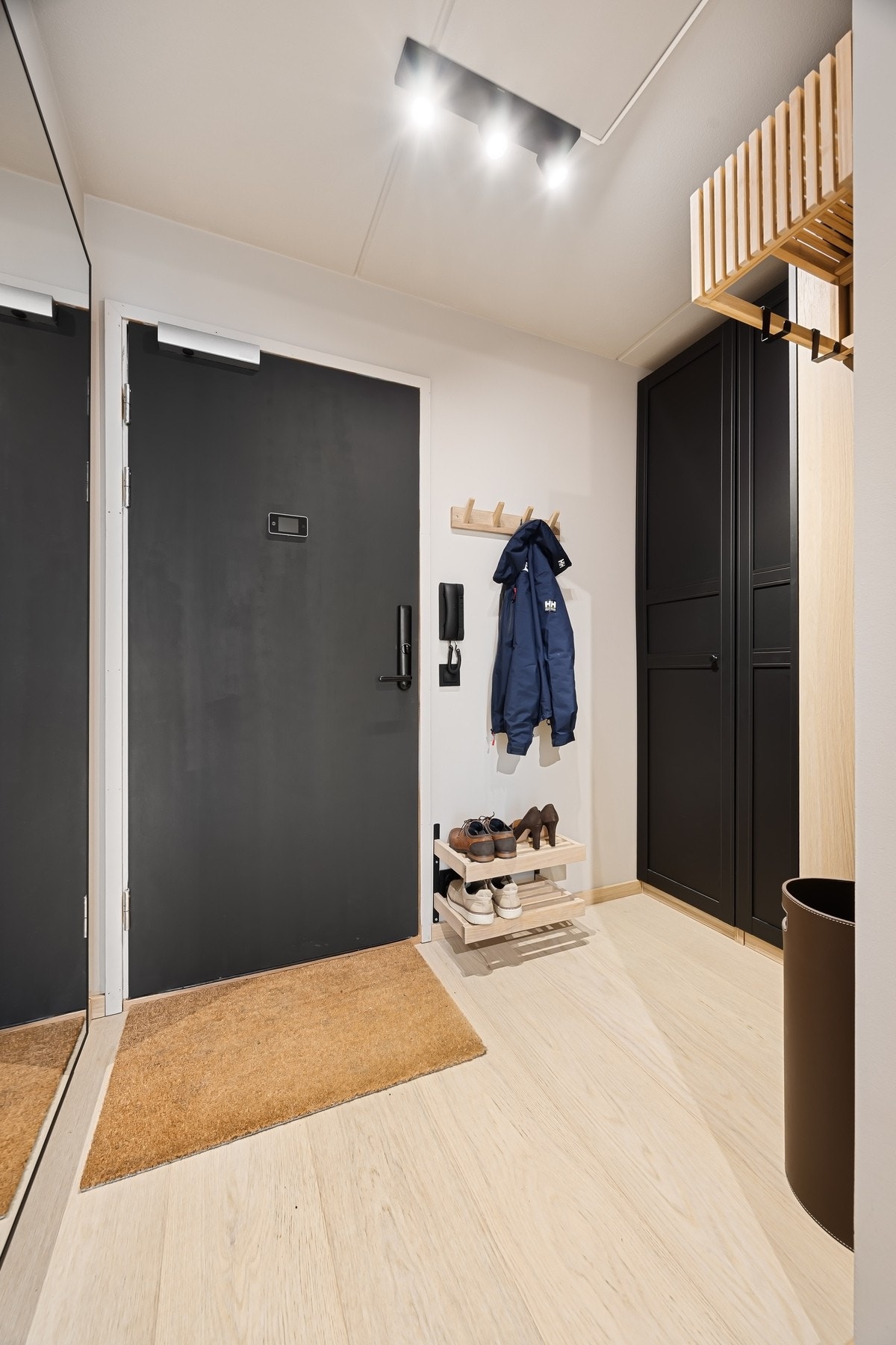 Garderobeskap i entré. Galleribilde