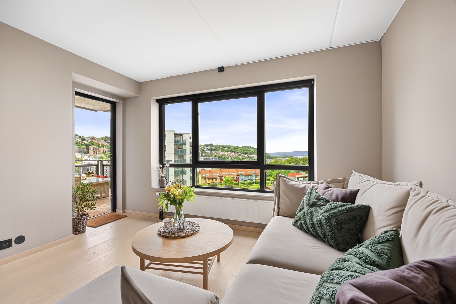 Fra stuen er det utgang videre til boligens balkong. Galleribilde