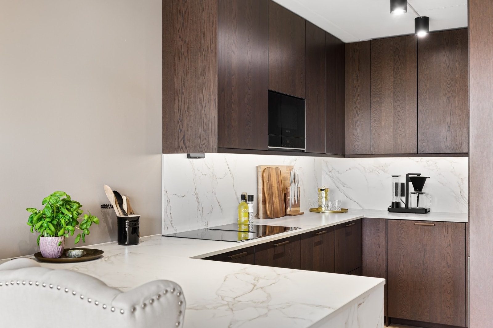 Ikea kjøkkeninnredning fra 2024 med høytrykksporselen benkeplater. Galleribilde