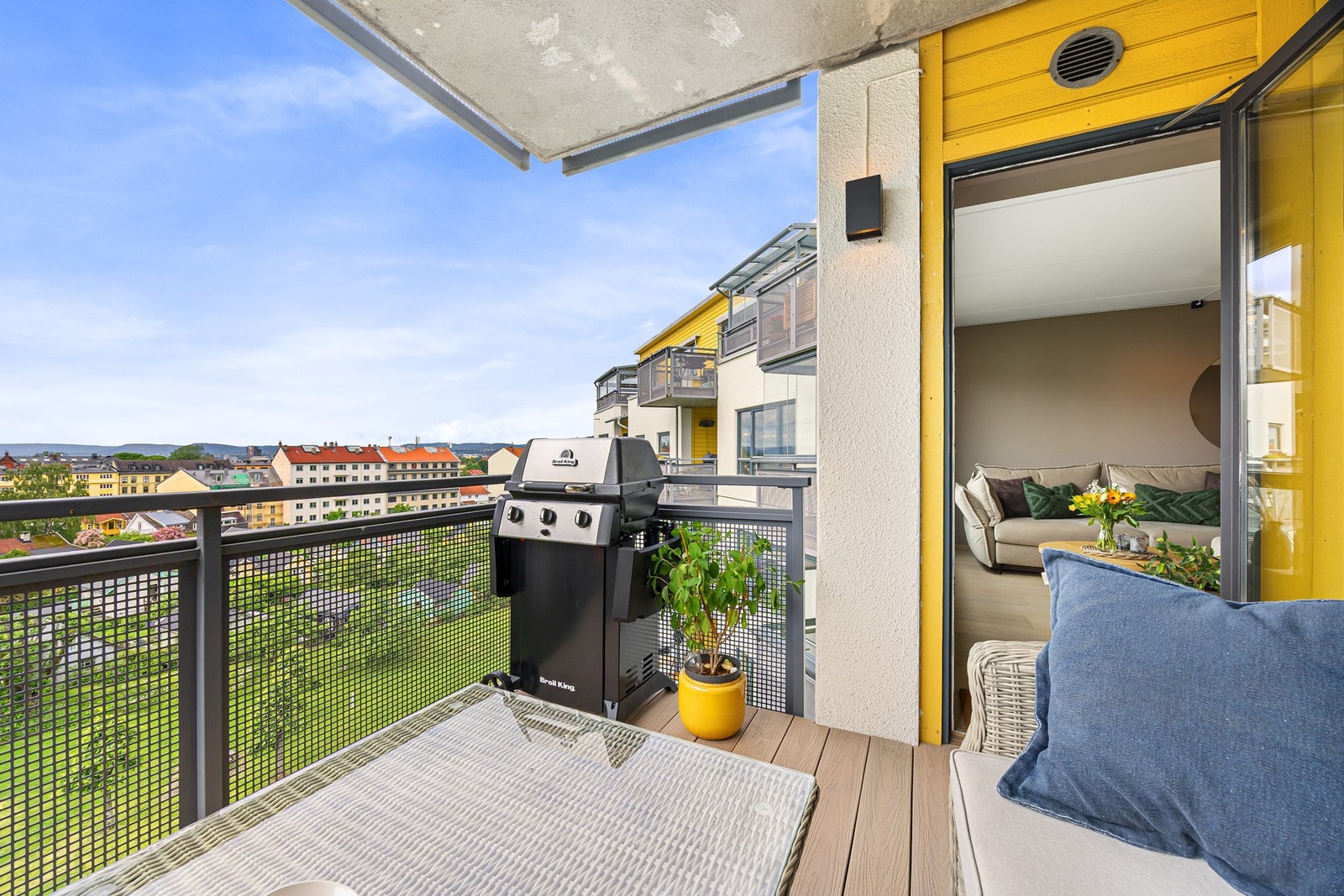 Her har du sol fra ca. kl 13-21 på sommerstid. Galleribilde