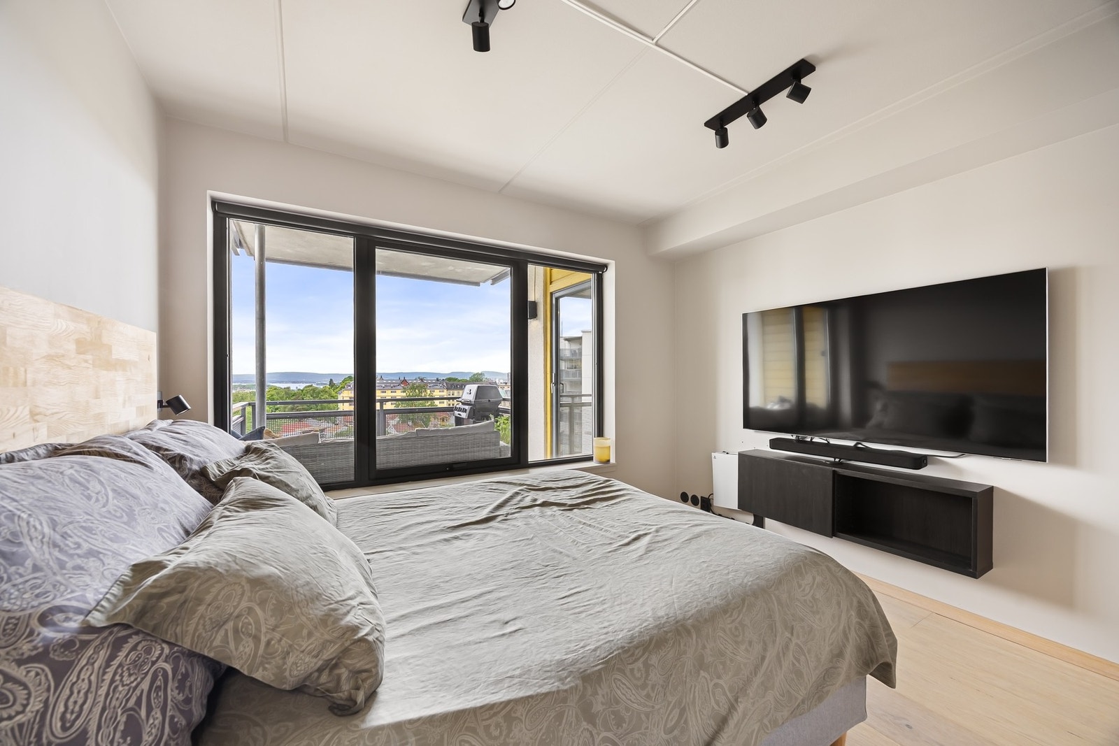 Den fantastiske utsikten kan også nytes fra soverommet. Galleribilde