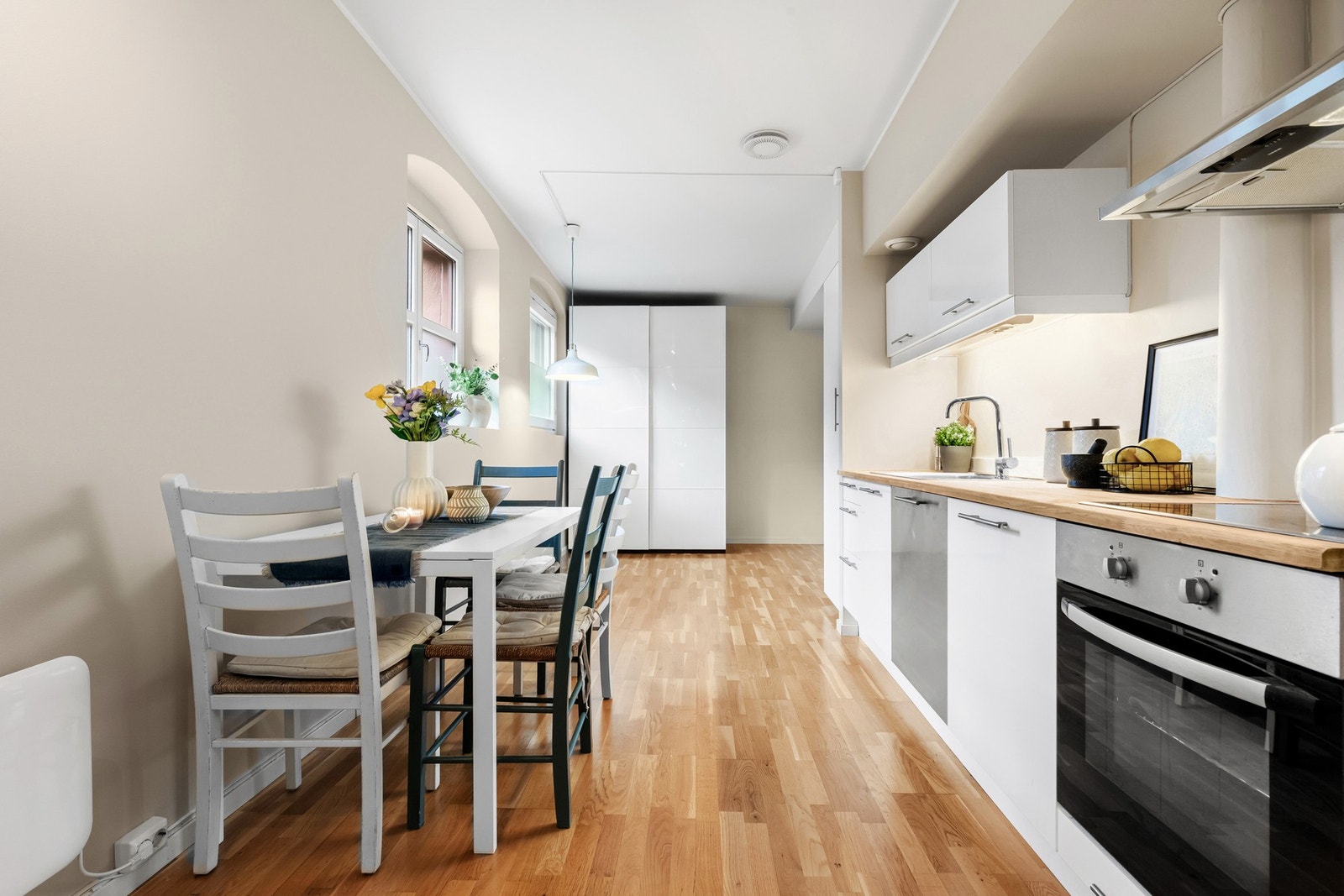 Som du ser en stor og luftig planløsning med plass til det meste. Garderobeskap i enden medfølger Galleribilde