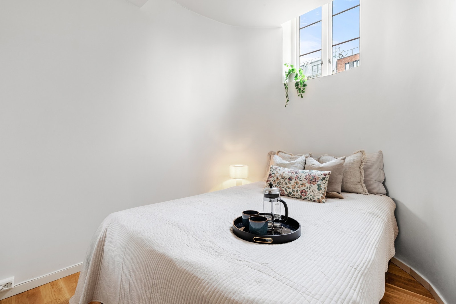 Svalt og koselig rom med fin plass til dobbeltseng og nattbord Galleribilde