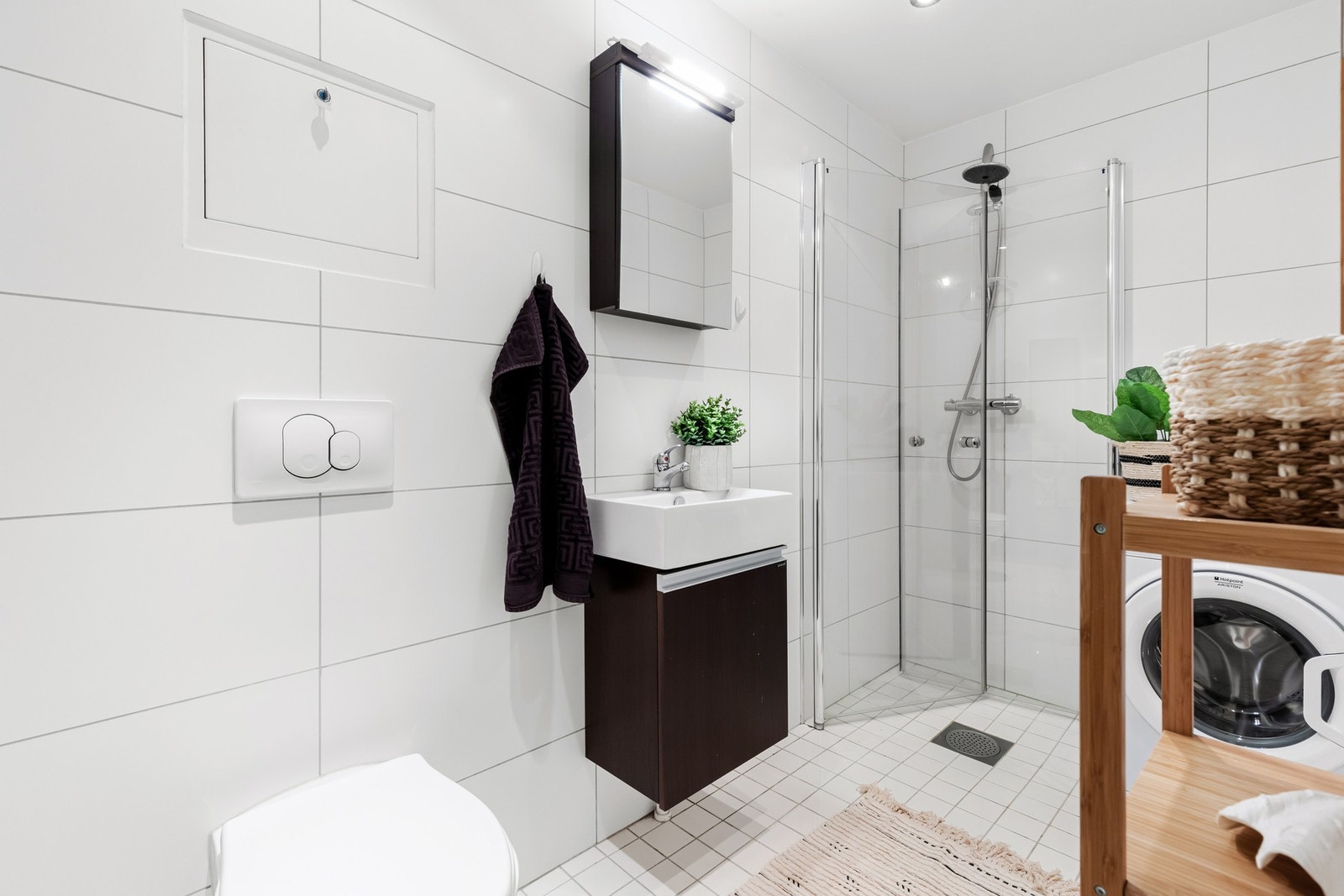 Dusjhjørne med innfellbare glassdører og sluk i sone Galleribilde