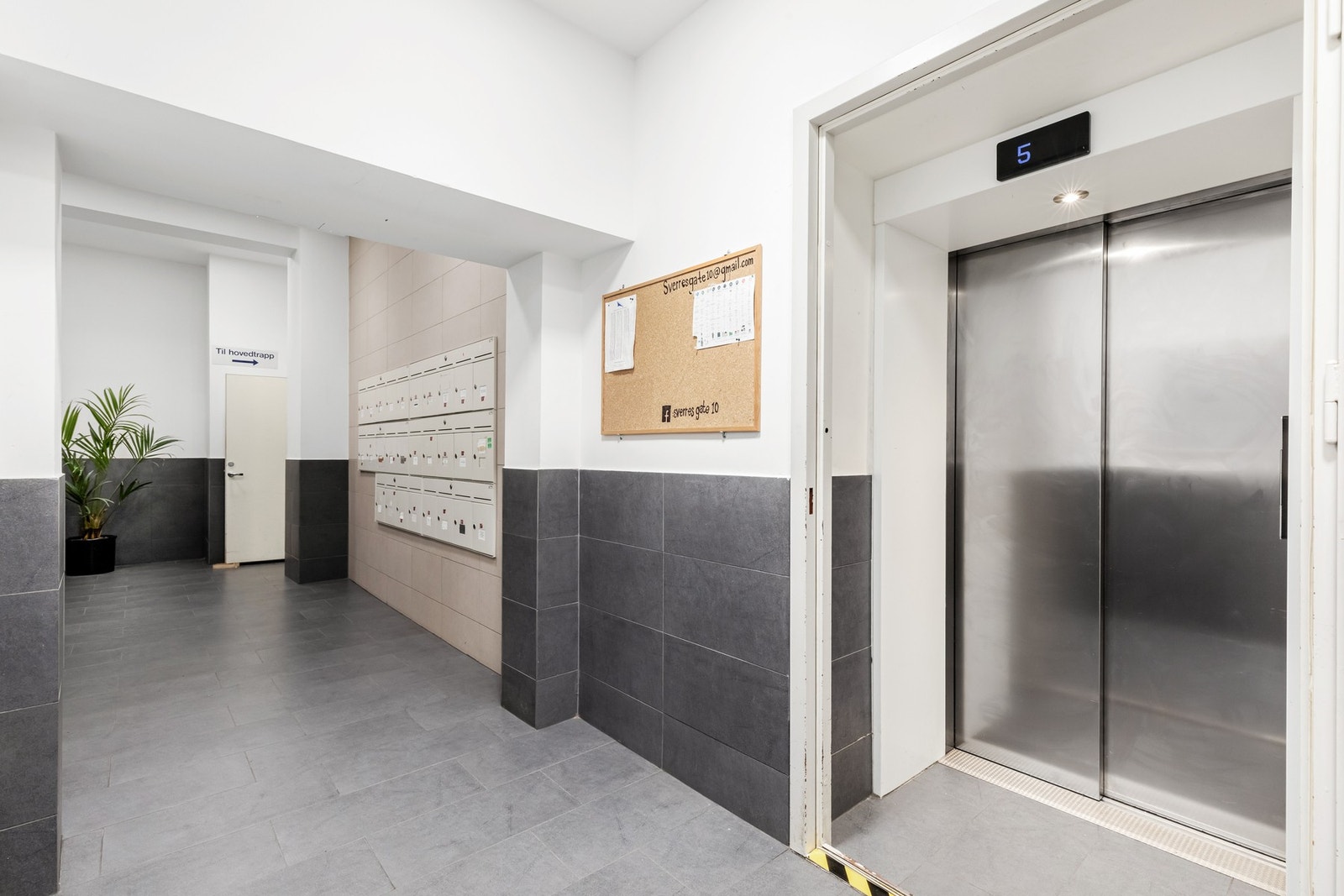 Det er heis og felles trappegang Galleribilde