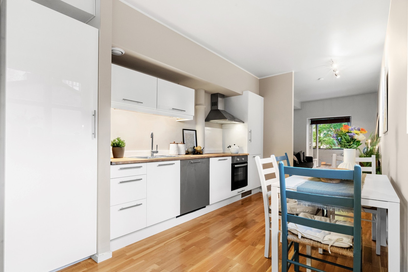 Kjøkkensonen og hele veggen på høyre hånd er nymalt i fargen "Sand". Ellers 3-stavs parkett Galleribilde