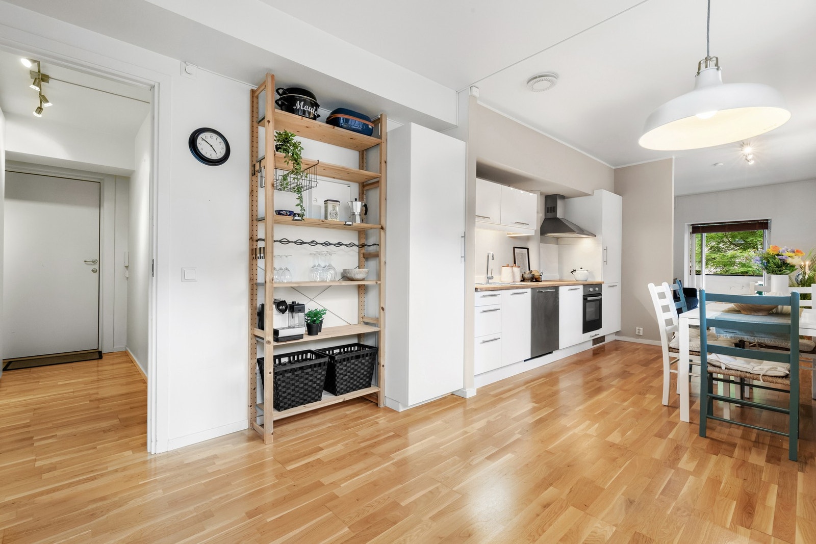 Det er god størrelse på rommet som gjør det enkelt å møblere i soner Galleribilde