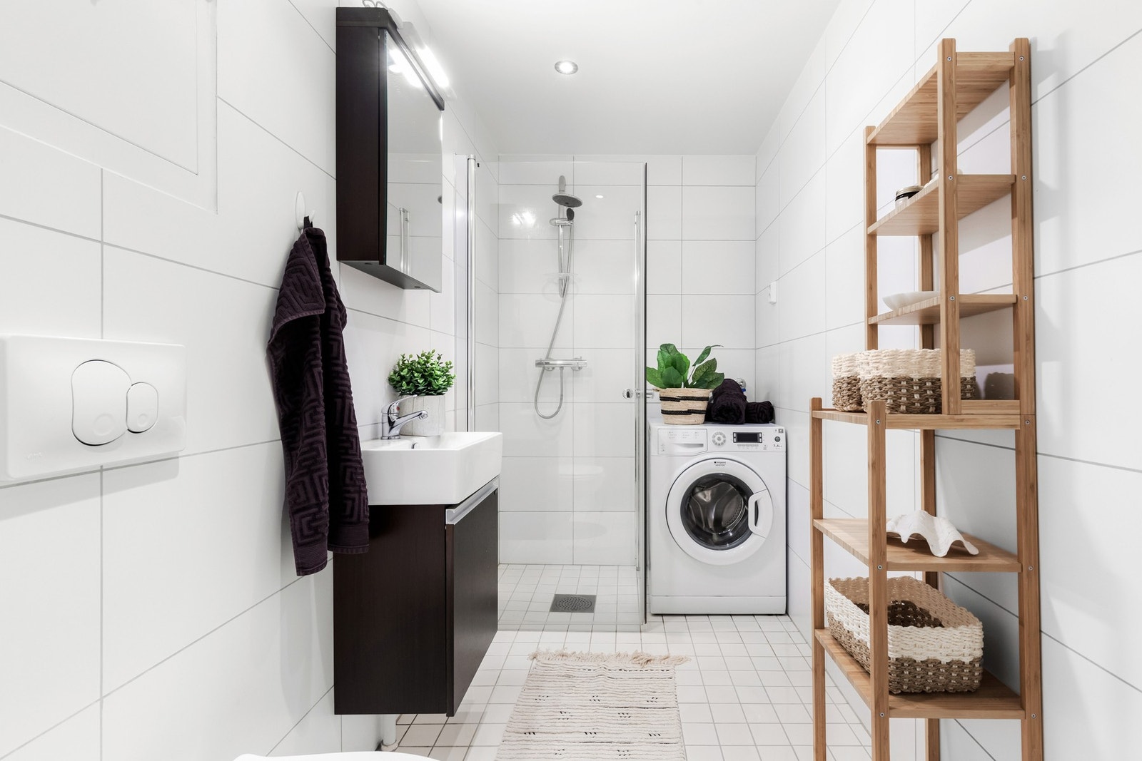 Her har du bl.a. et lekkert bad fra 2010 m/ gulvvarme, downlights og opplegg for vaskemaskin og tørketrommel. Galleribilde