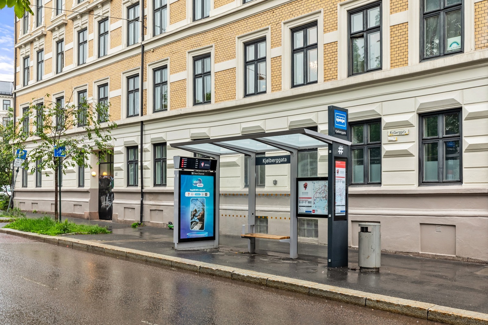 Det er flere bussholdeplasser i umiddelbar nærhet som tar deg på kryss og tvers av byen Galleribilde