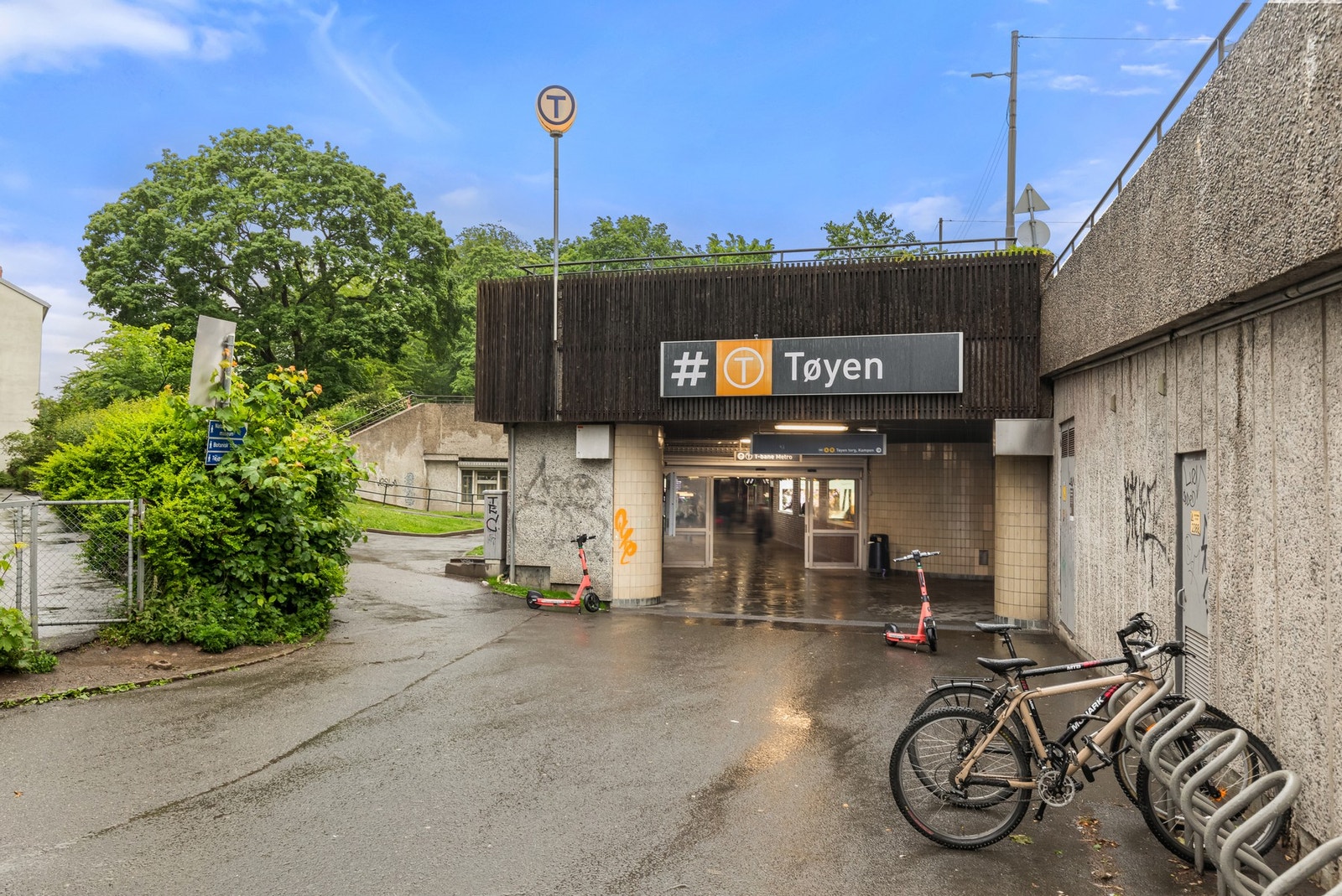 Tøyen T vis-a-vis Tøyen torg hvor alle T-bane linjer passerer. Det er også godt meget godt med bussruter i området. Galleribilde