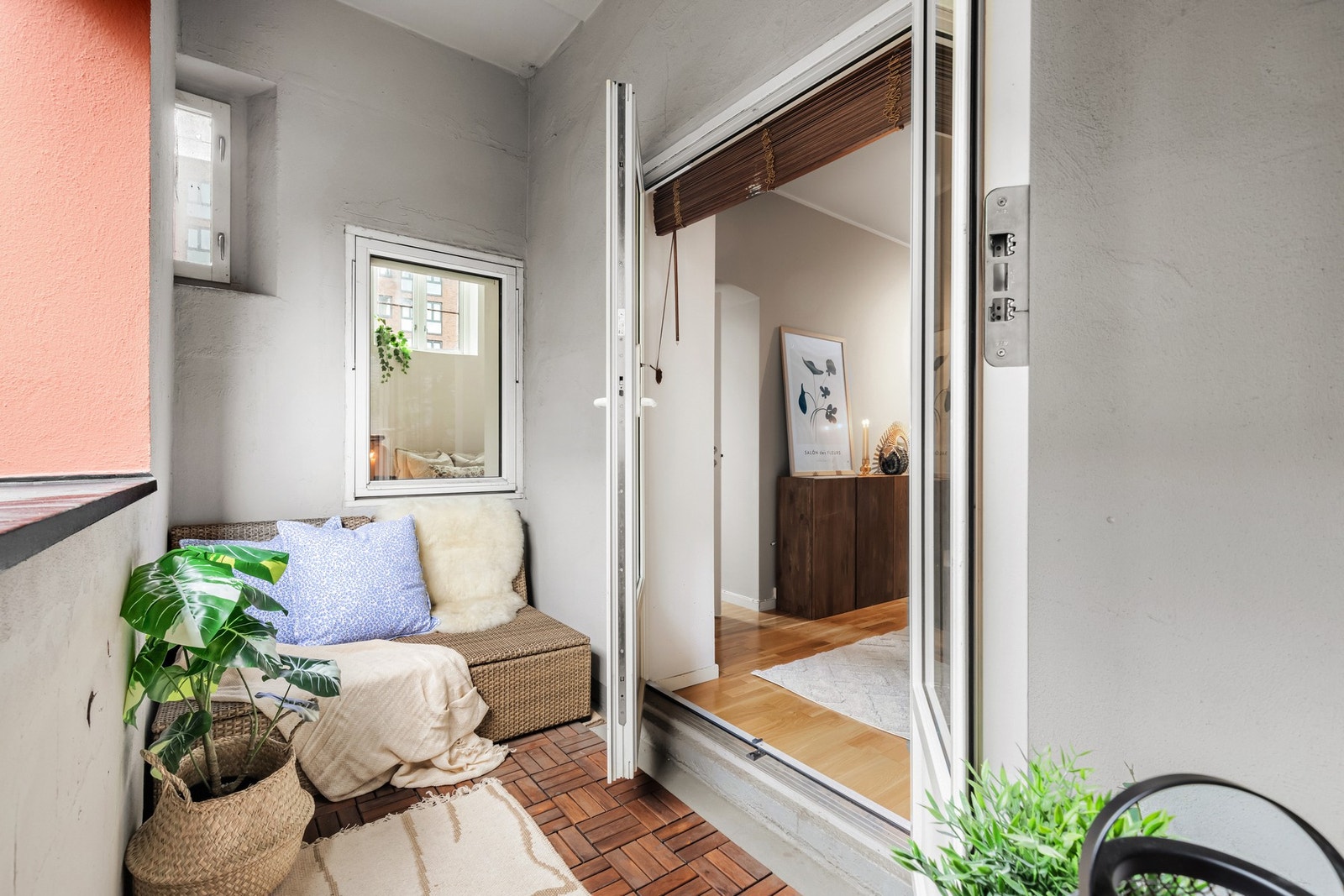 Koselig balkong med dobbel fløyels dør og plass til sittegrupper i begge ender. Galleribilde