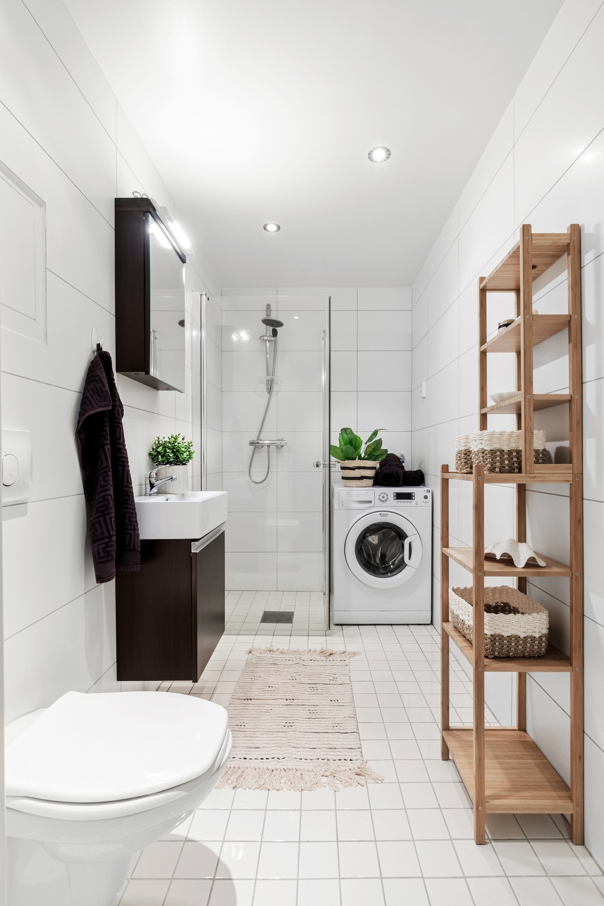 Her har du bl.a. et lekkert bad fra 2010 m/ gulvvarme, downlights og opplegg for vaskemaskin og tørketrommel. Galleribilde