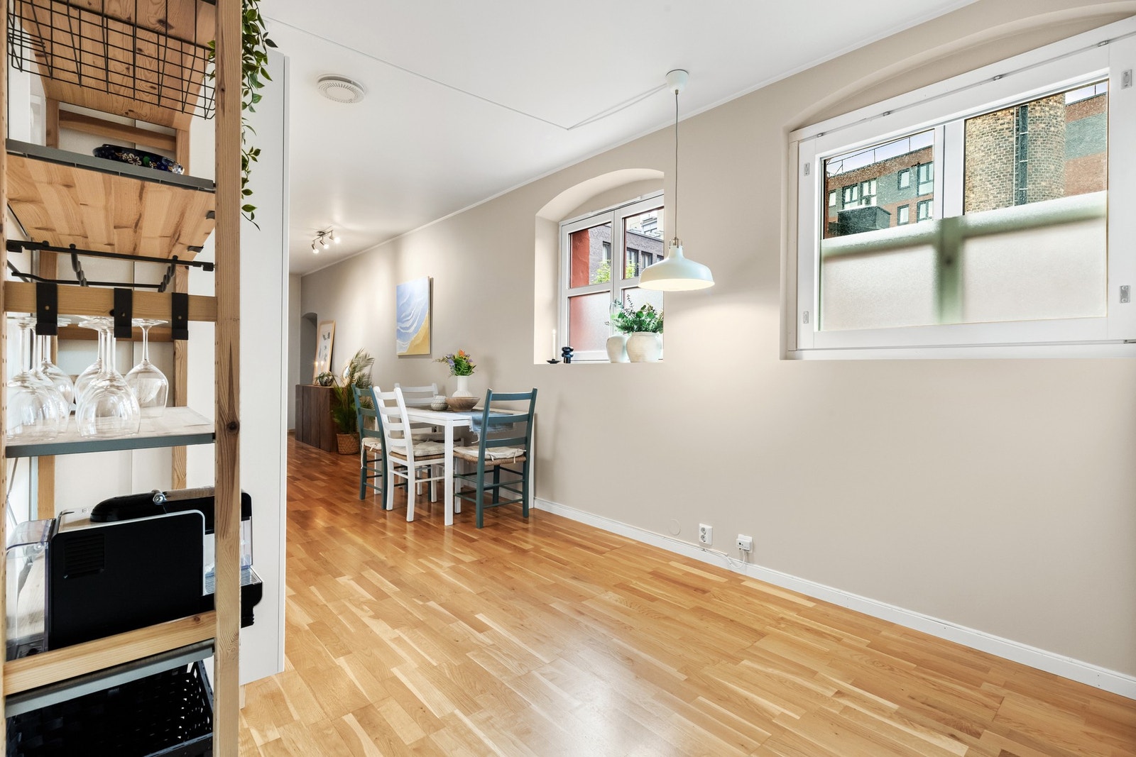 Til høyre på bilde er det god plass til kontorpulten eller annet passende møblement Galleribilde