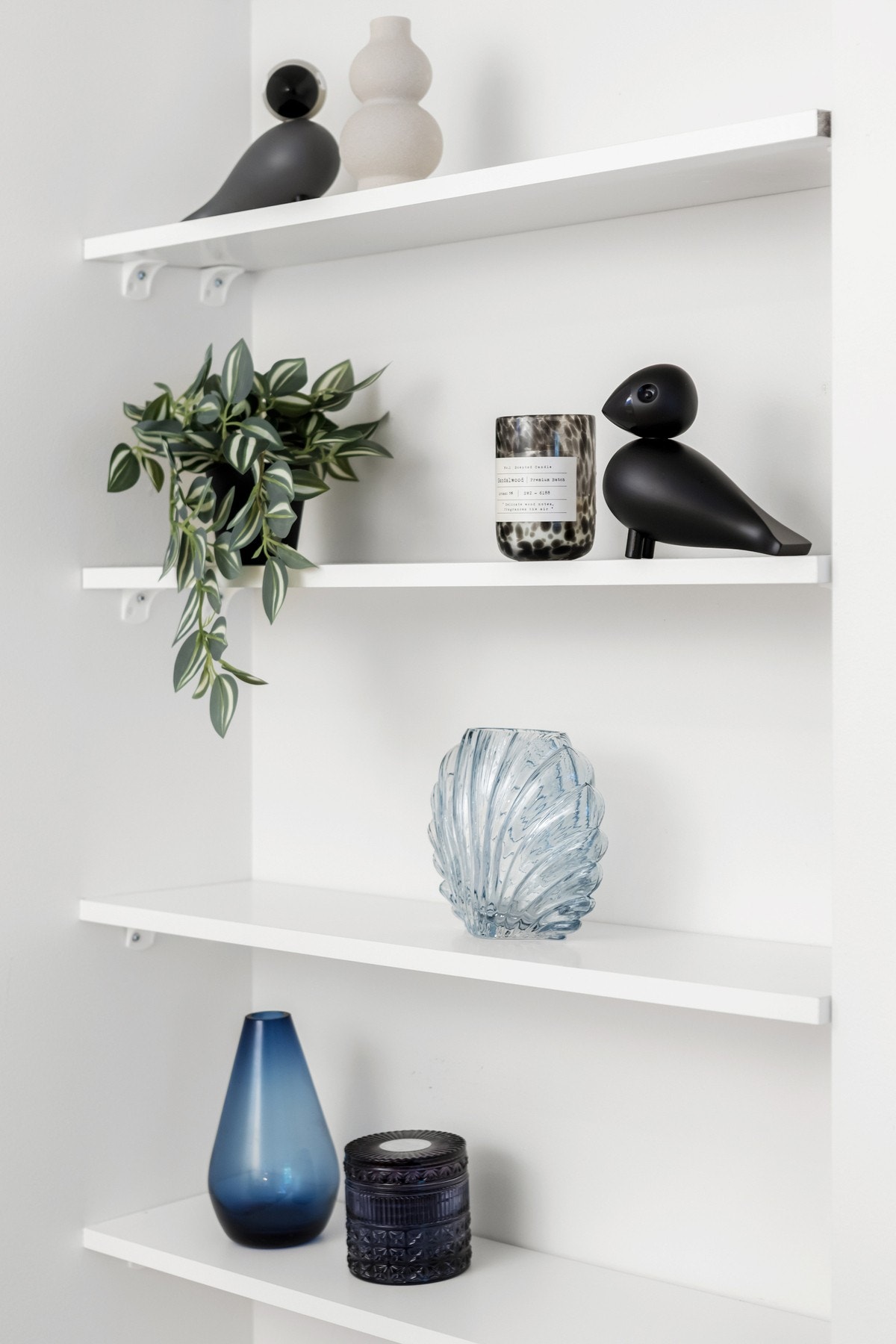 Praktisk bokhylle til pynt mm. Galleribilde