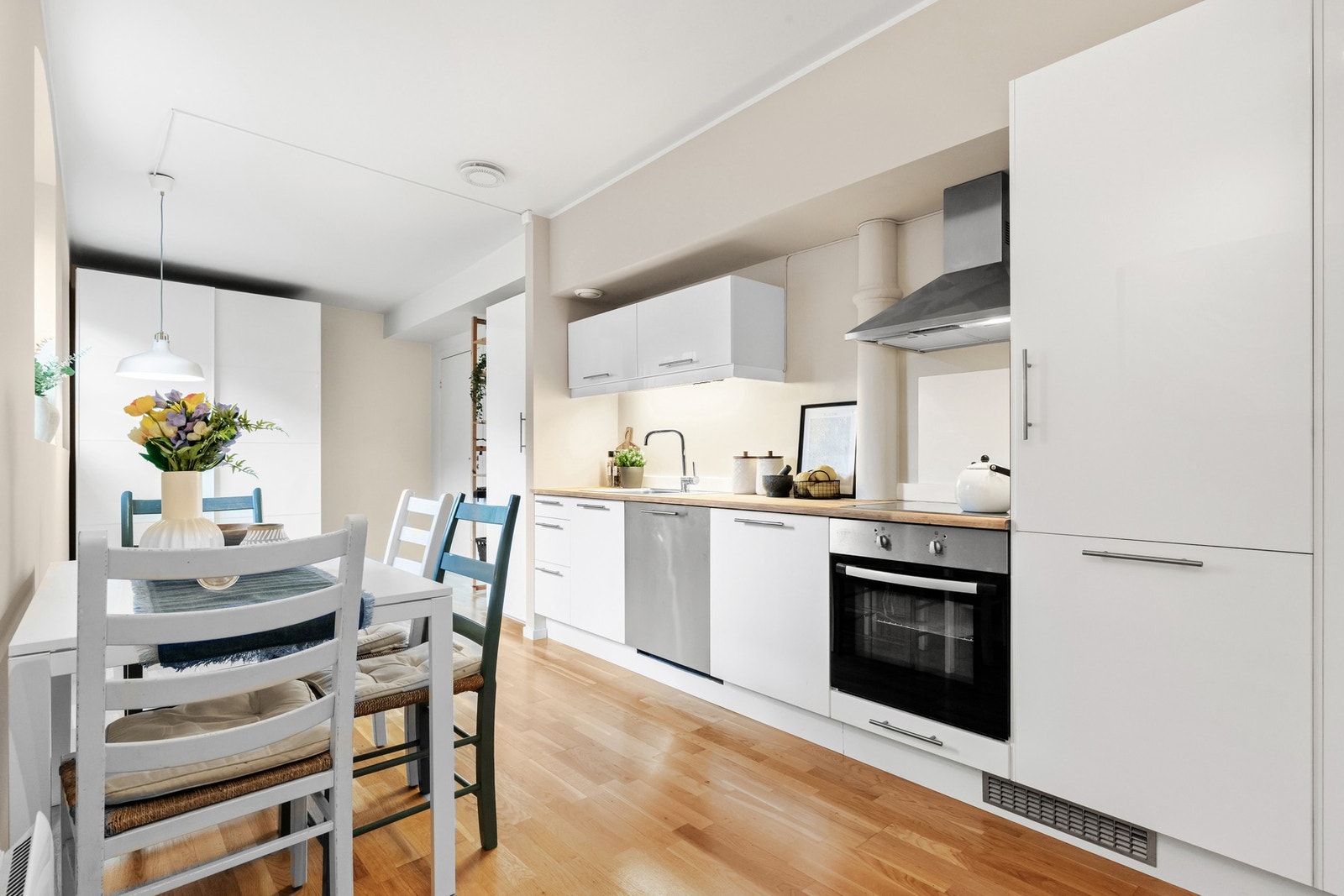 Hvitevarene er integrert og du har platetopp, stekeovn, oppvaskmaskin og kjøl/fryseskap. Galleribilde