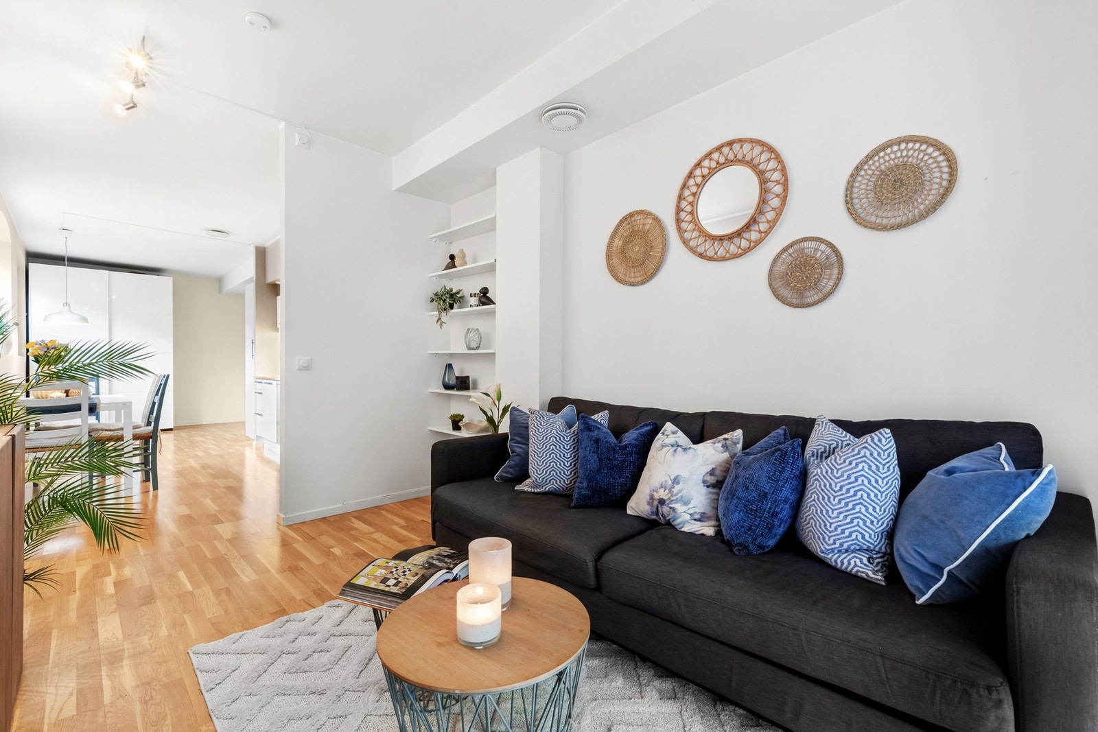 Videre inn til sofahjørnet hvor det også er plass til lenestol i lesekroken Galleribilde