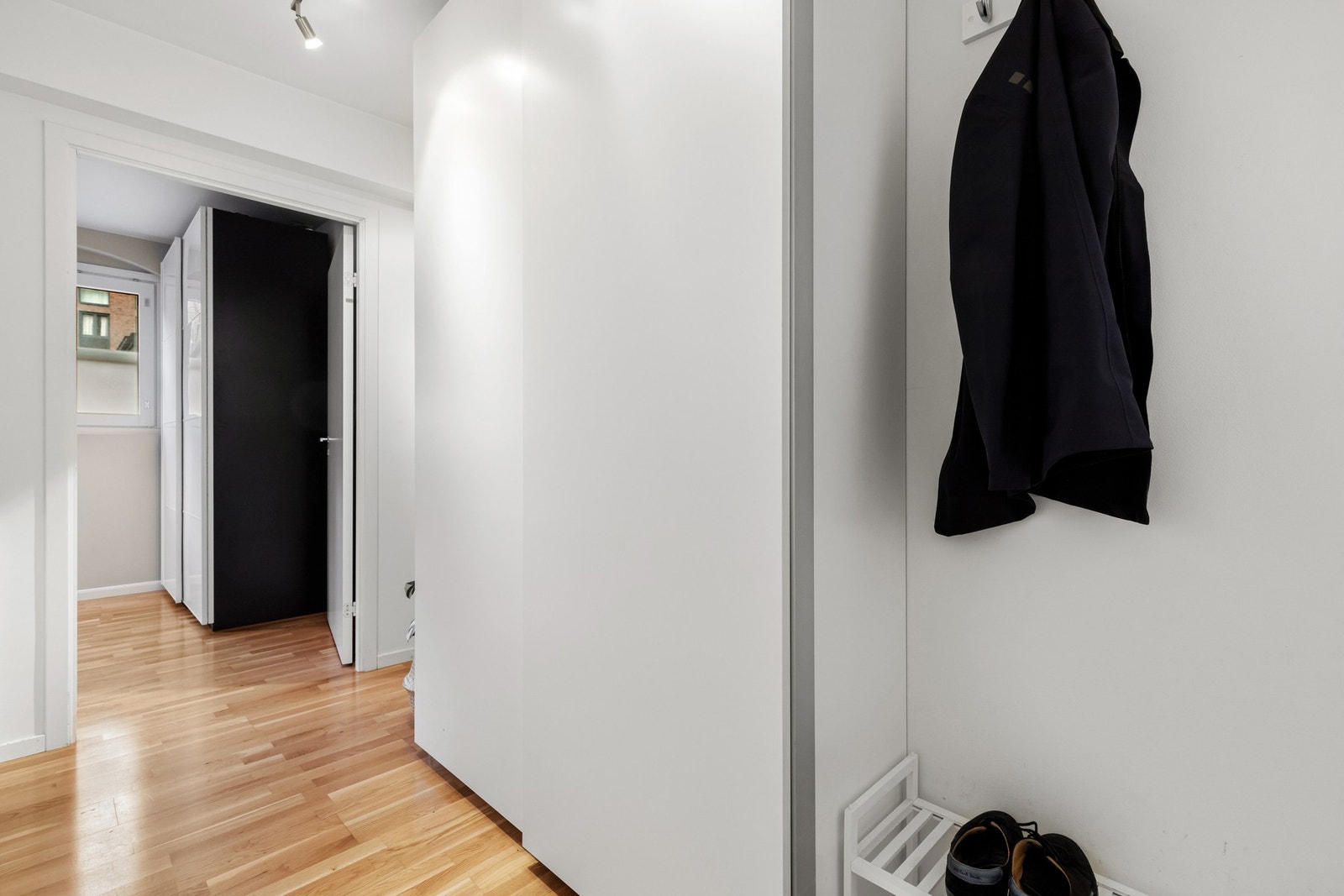 Garderobeskap medfølger og du har plass til knaggrekker, skohylle og sittebenk til av og påkledning Galleribilde