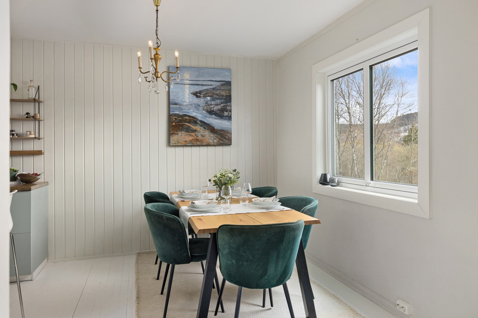 God plass til spisebord mellom stuen og kjøkkenet. Galleribilde