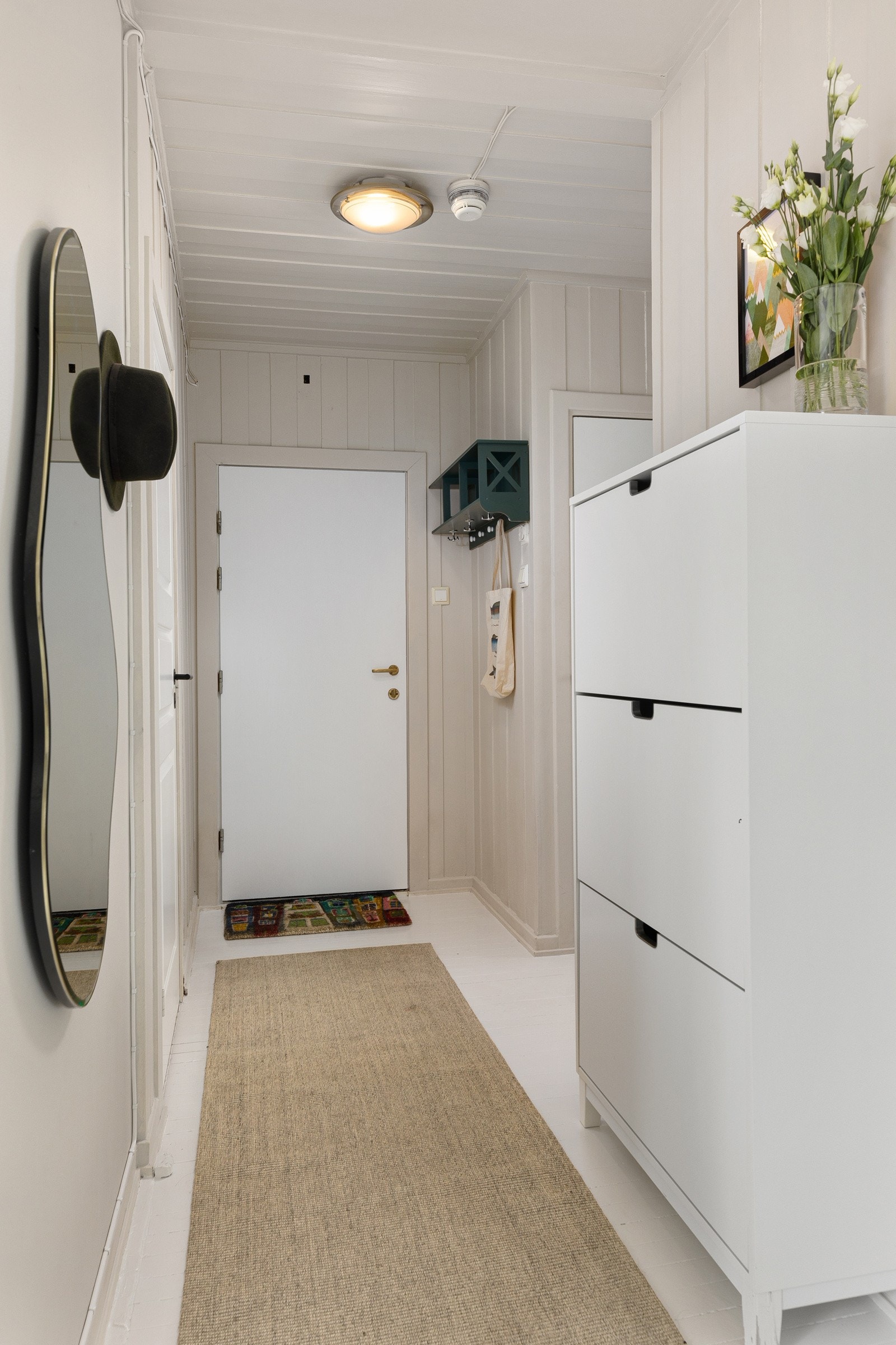 Boligen ligger i byggets 2. og 3. etasje med malte tregulv og lyst malte overflater. I entréen er det plass til møblement for oppbevaring av sko og yttertøy. Galleribilde