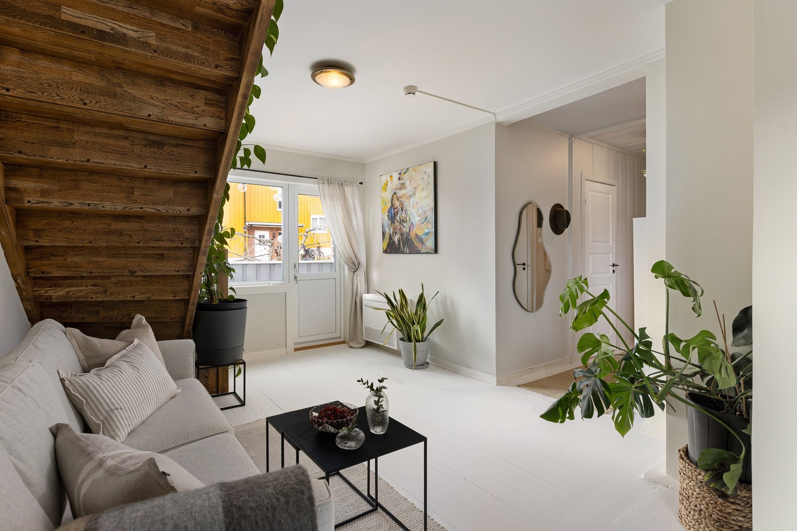 Vindusflater som slipper inn rikelig med naturlig lys. Vinduene og balkongdøren er fra 2021. Galleribilde