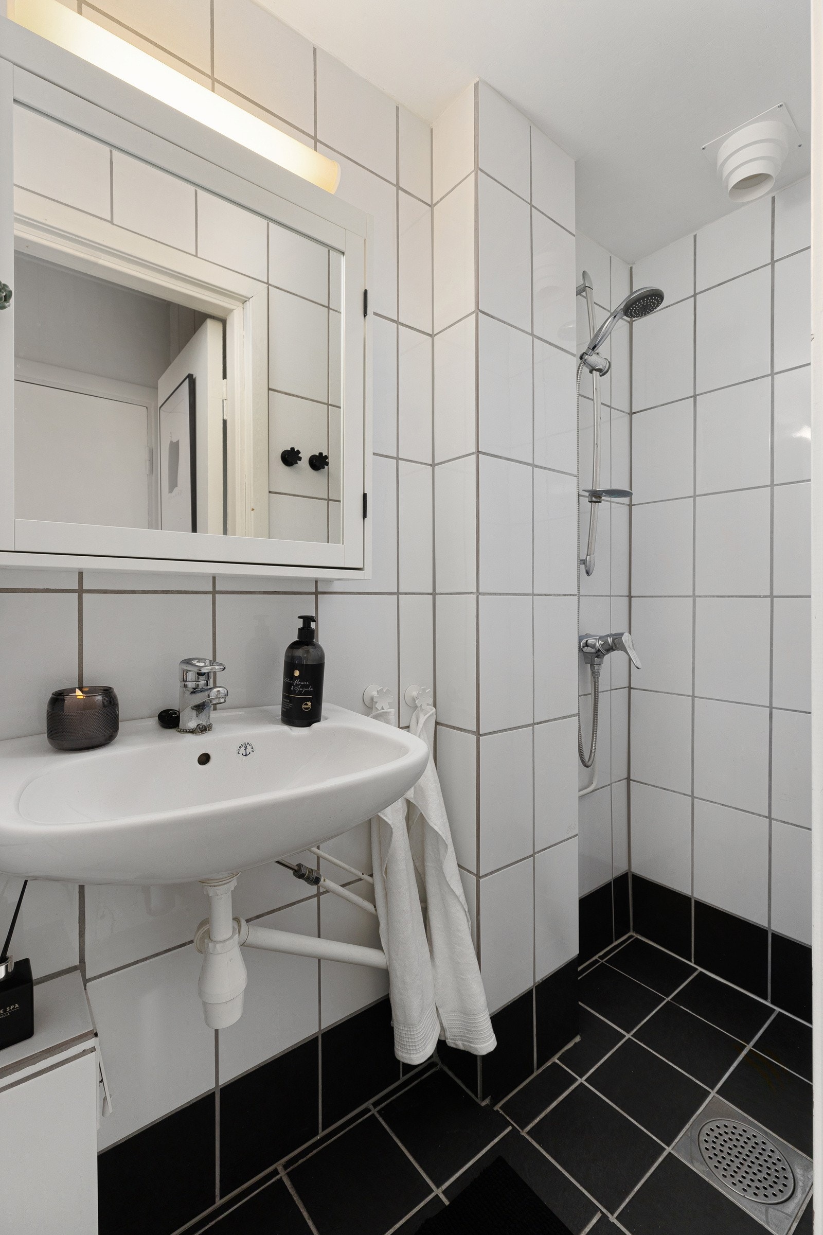 Badet i 2. etasje har gulvfliser med varmekabler og fliser på veggene. Innredningen består av vask, speilskap og dusj. Galleribilde
