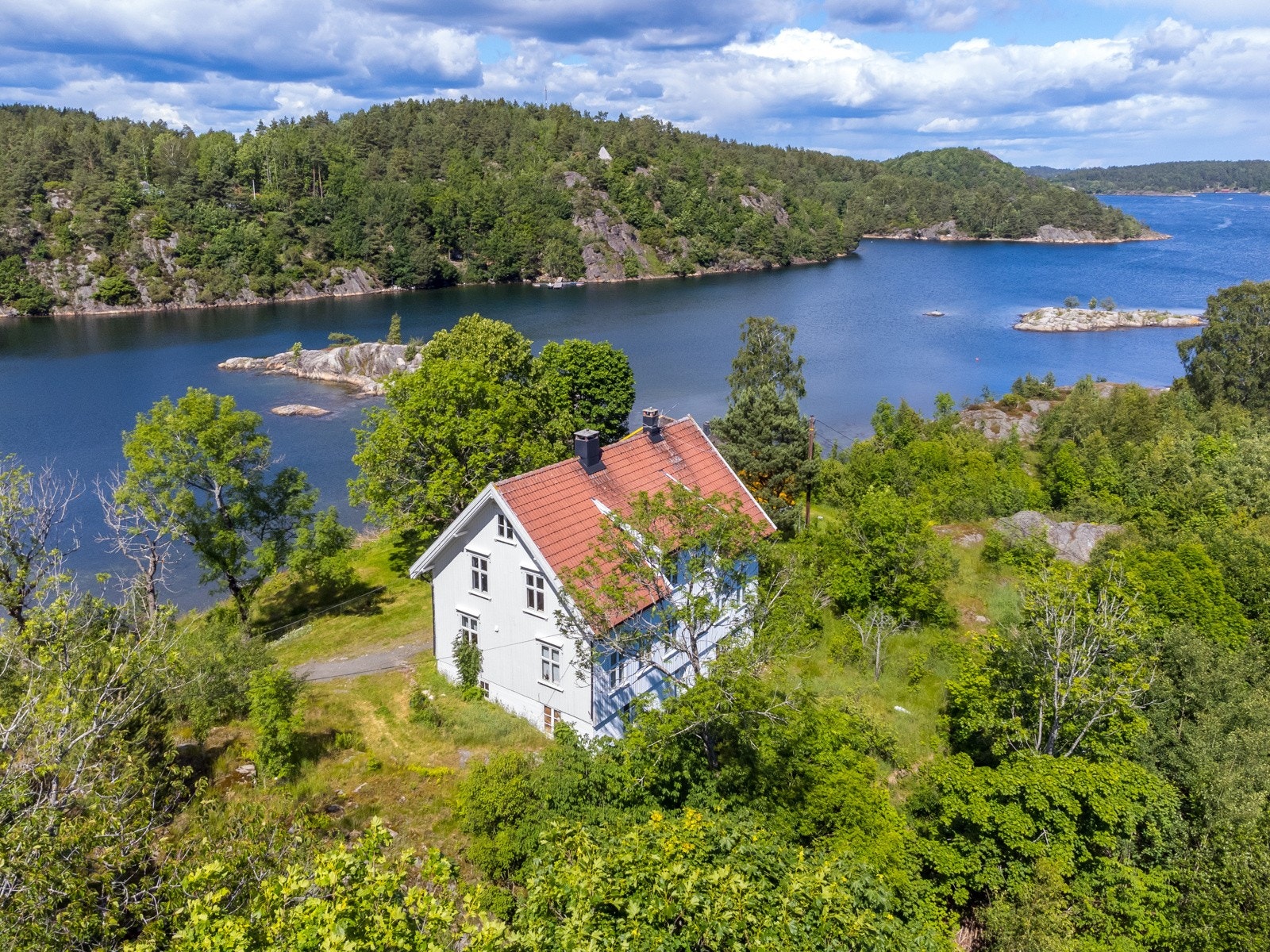Flott beligende eiendom med egne holmer. Galleribilde