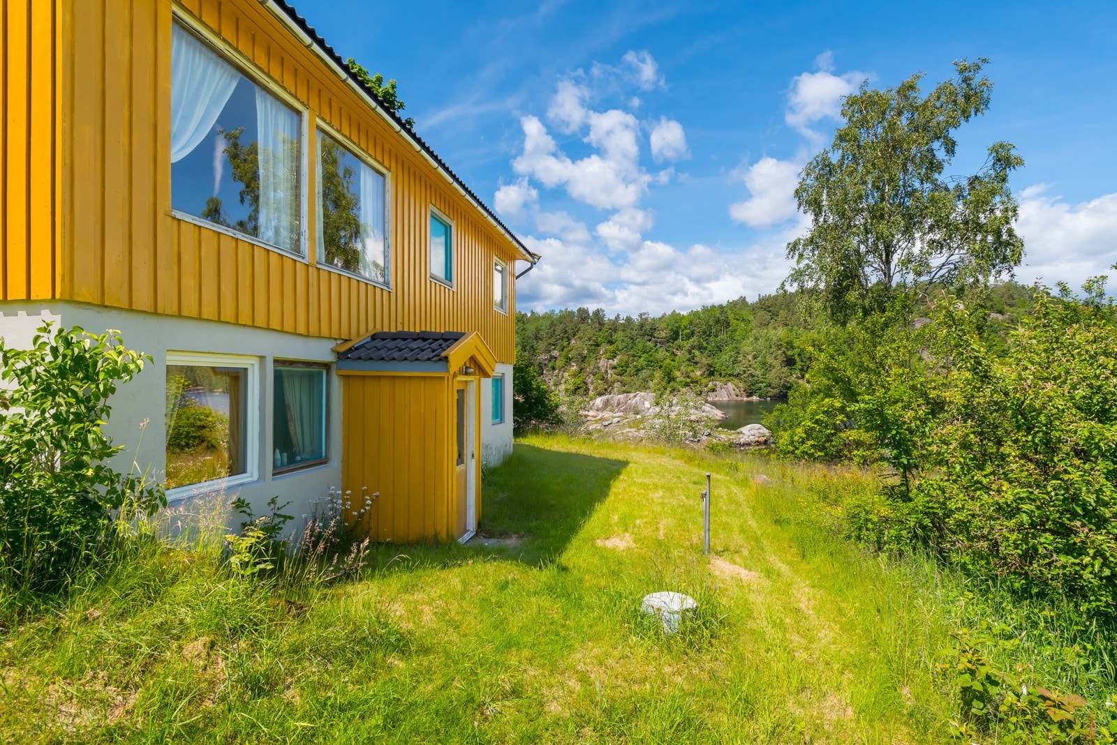 Boligen går over 2 plan og holder normal enkel standard. Her er det oppussing-/renoveringsbehov Galleribilde