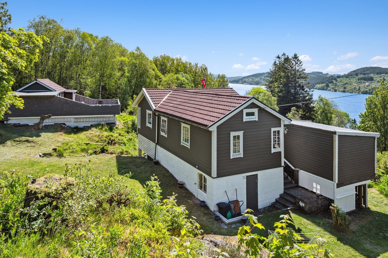 Stor tomt gir god plass til lek og moro. Galleribilde