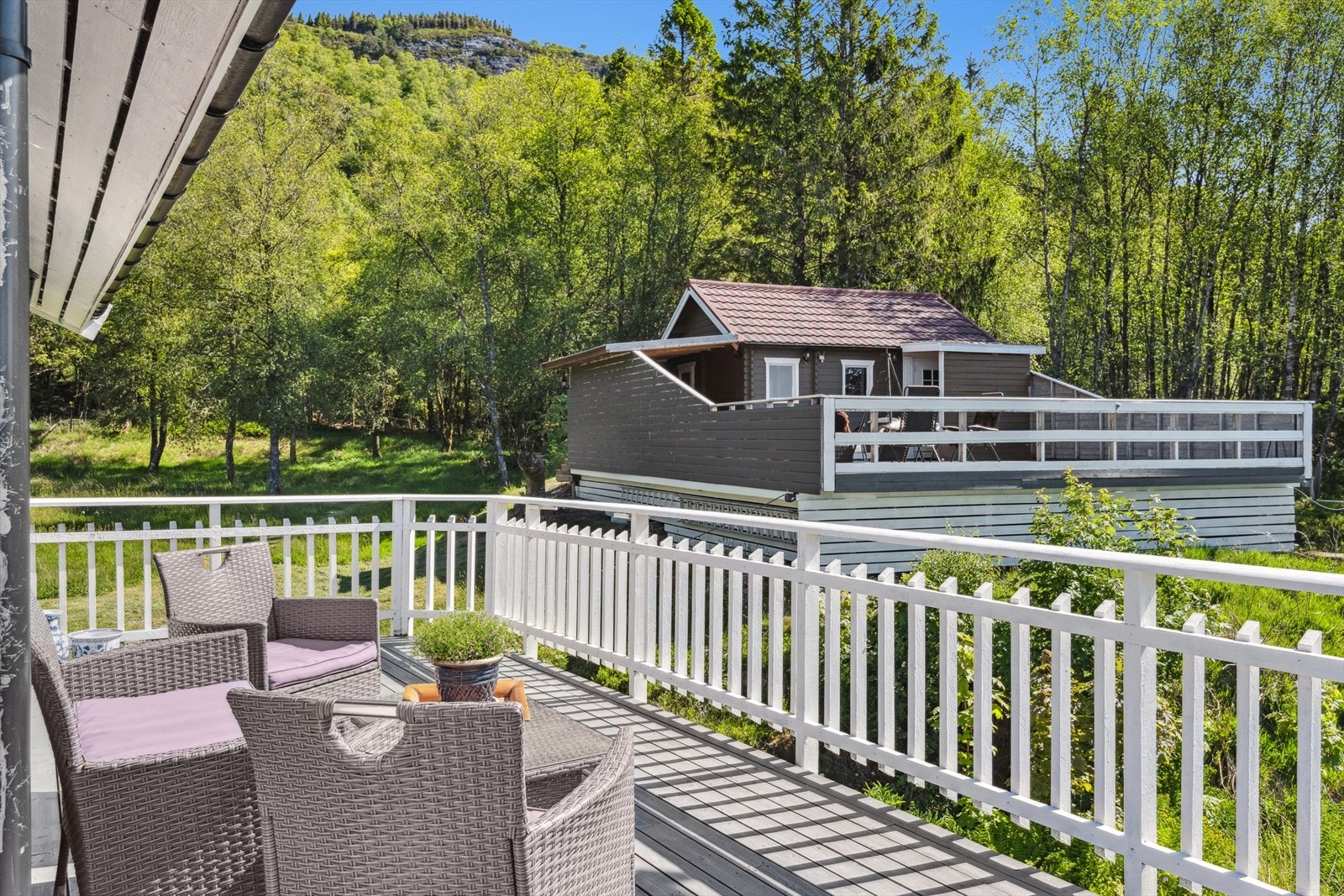 Terrasse rundt det meste av fritidsboligen og stor terrasse ved annekset. Galleribilde