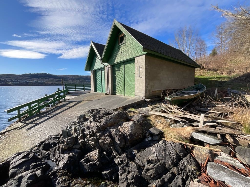 Det nærmeste nøst tilhører Titlandsvegen 418.
Felles slipp med nabo naøst som også har gangrett over denne eiendommen til sitt nøst. Galleribilde