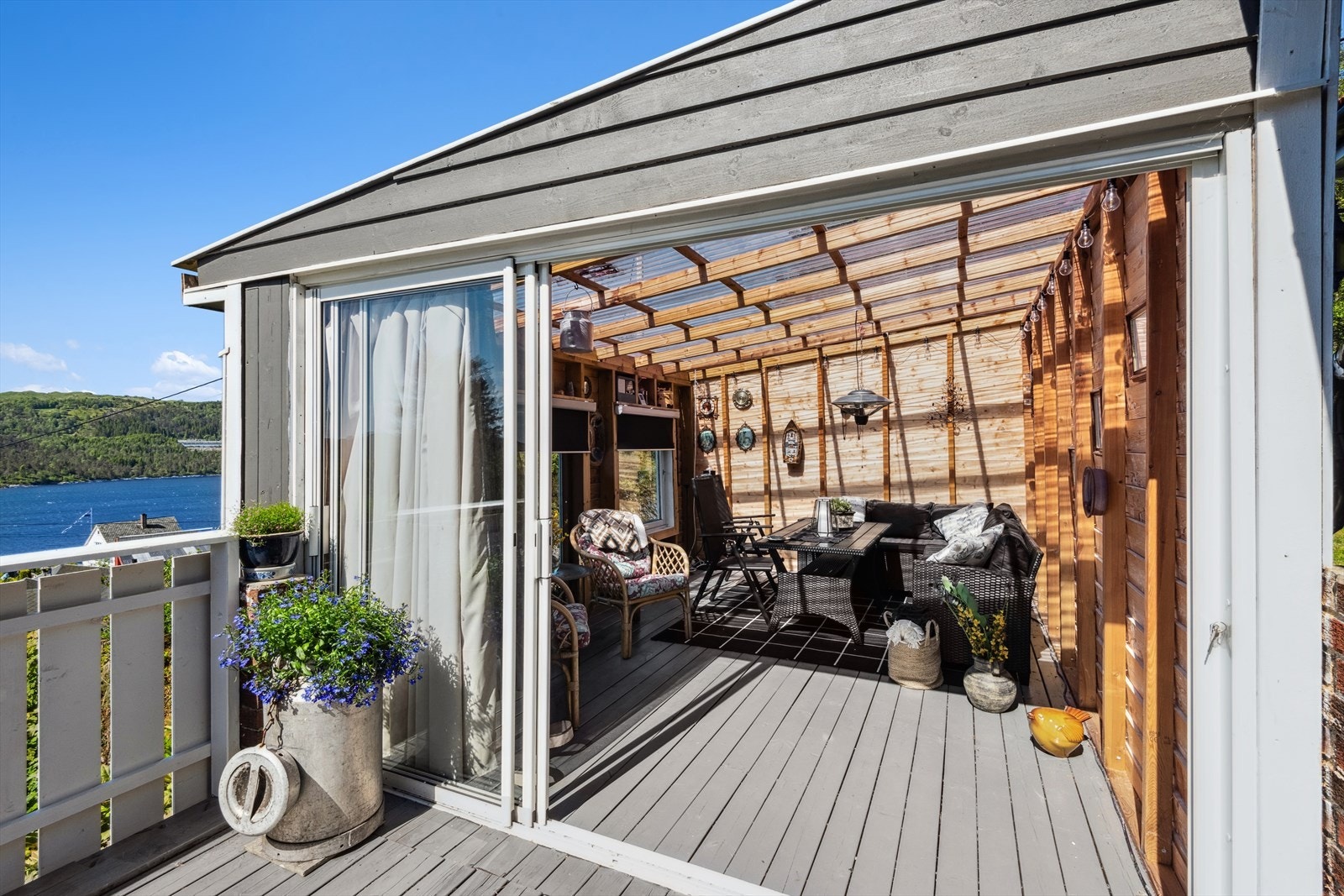 Utestue på ca. 15 m² fra 2021 med kledning og lysplater. Galleribilde