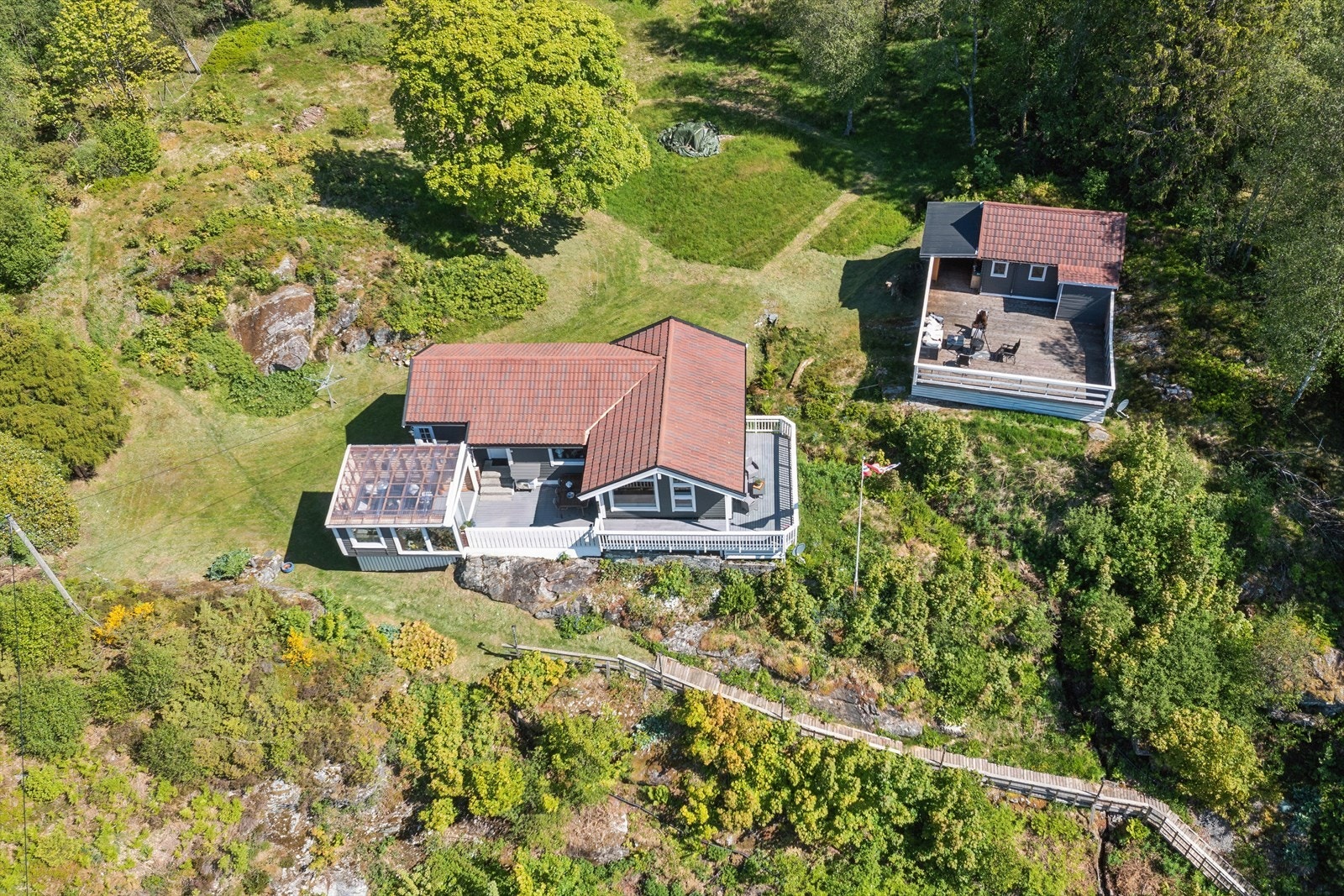 Drone som viser hytte og anneks Galleribilde