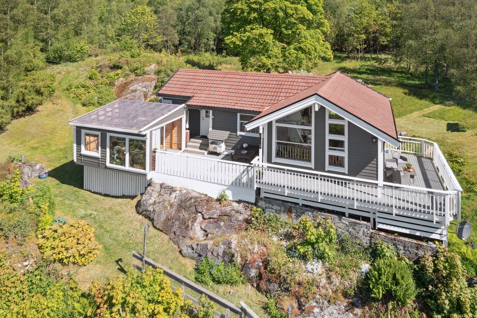 Fritidsbolig med utestue og sør og vest vendt terrasser. Galleribilde
