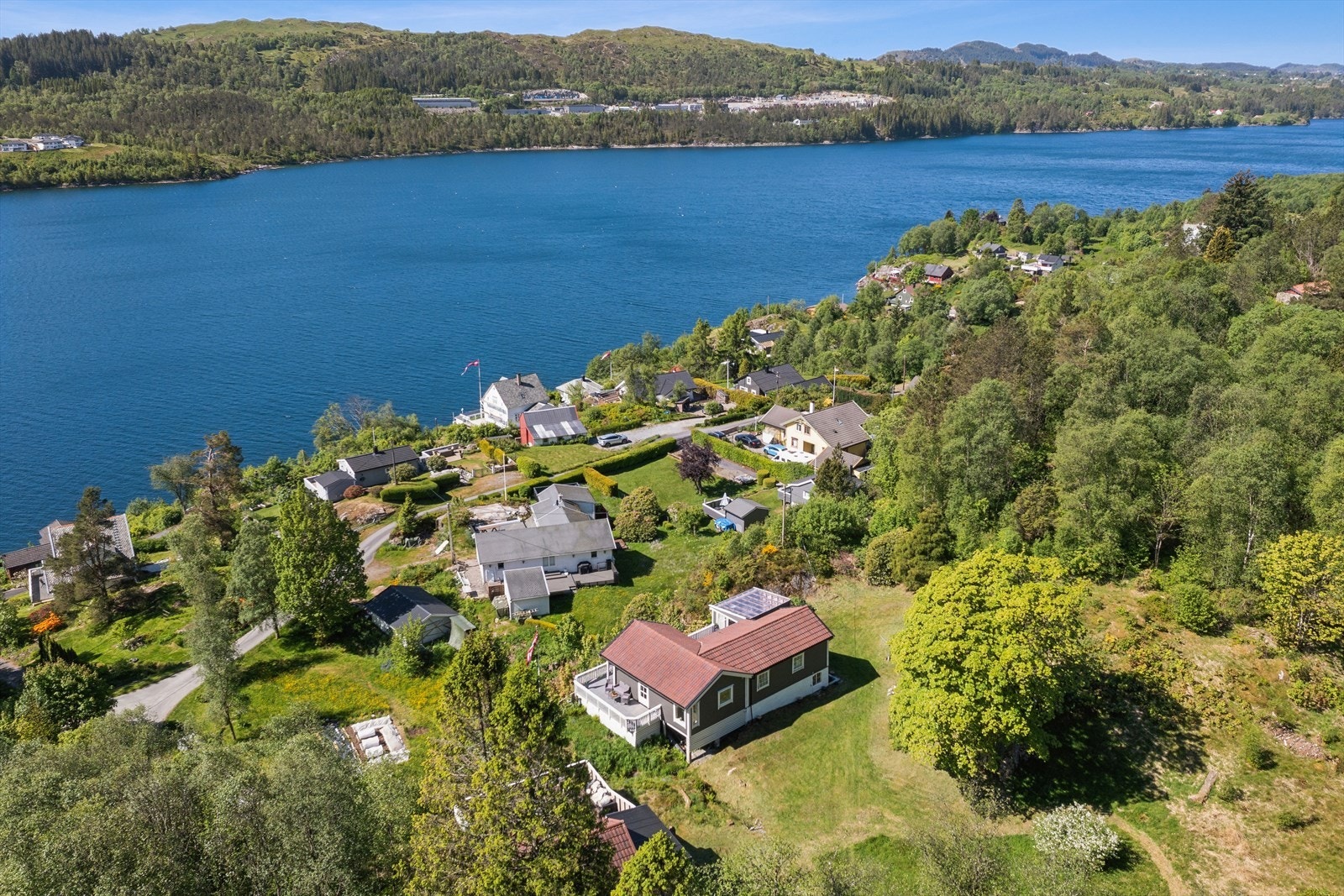 Stor og relativ flat tomt i bakkant av fritidsbolig som er ideell for lek og morro. Galleribilde